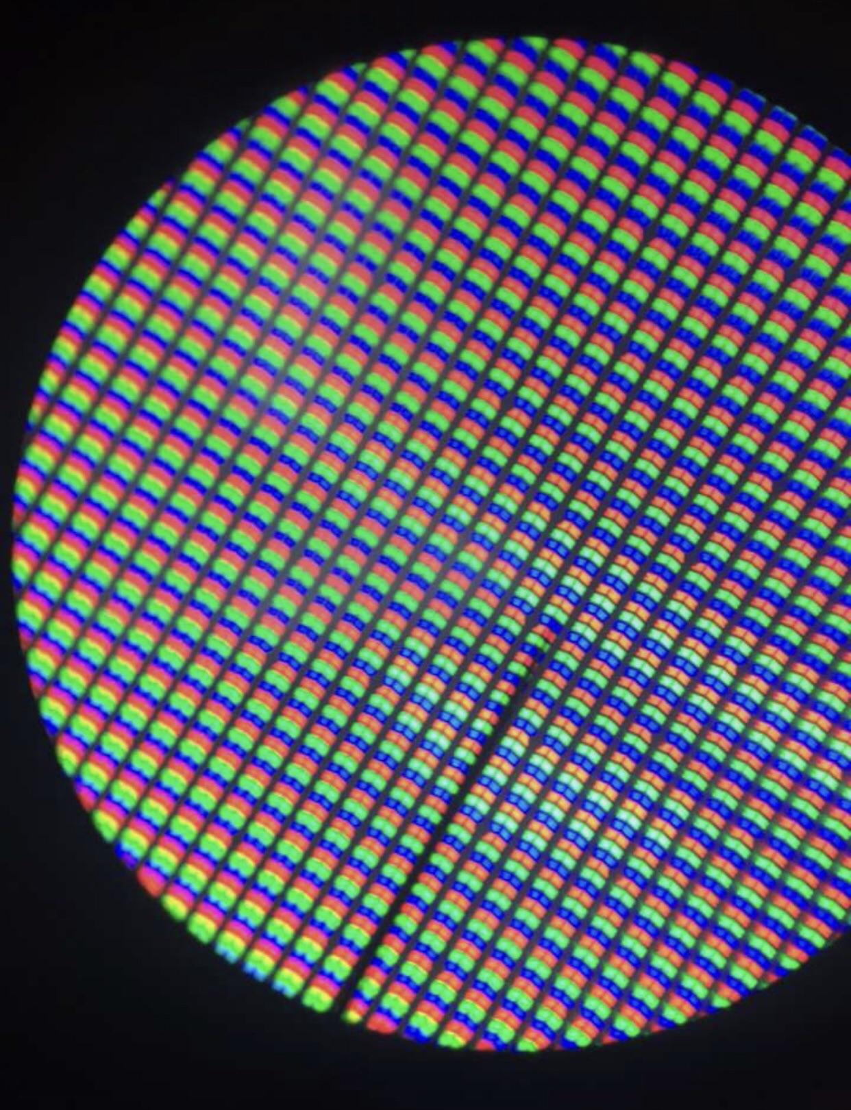 iPhone 7+ screen under a microscope mildlyinteresting