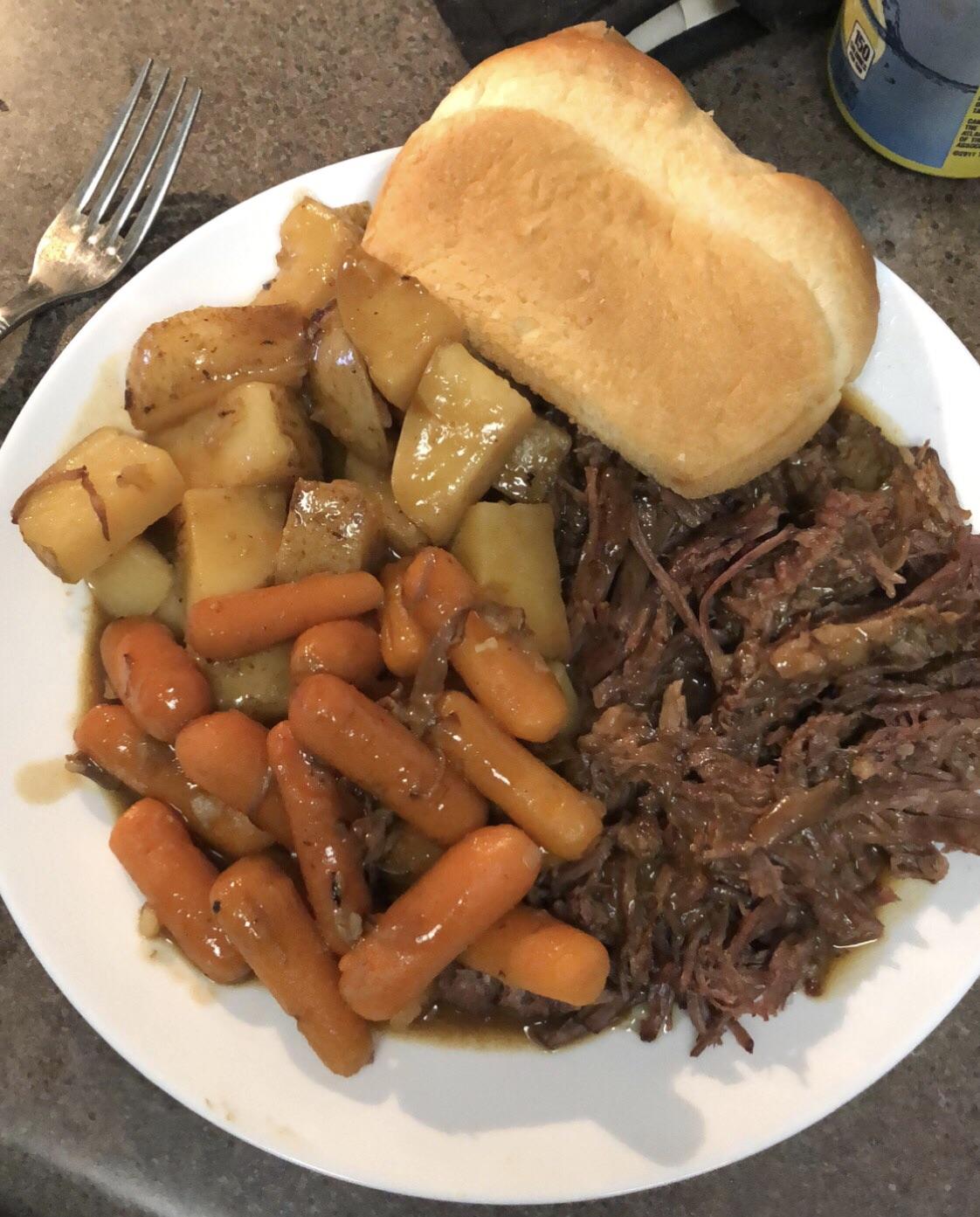 [Homemade] Pot Roast, Carrots, and Potatoes with gravy r/food