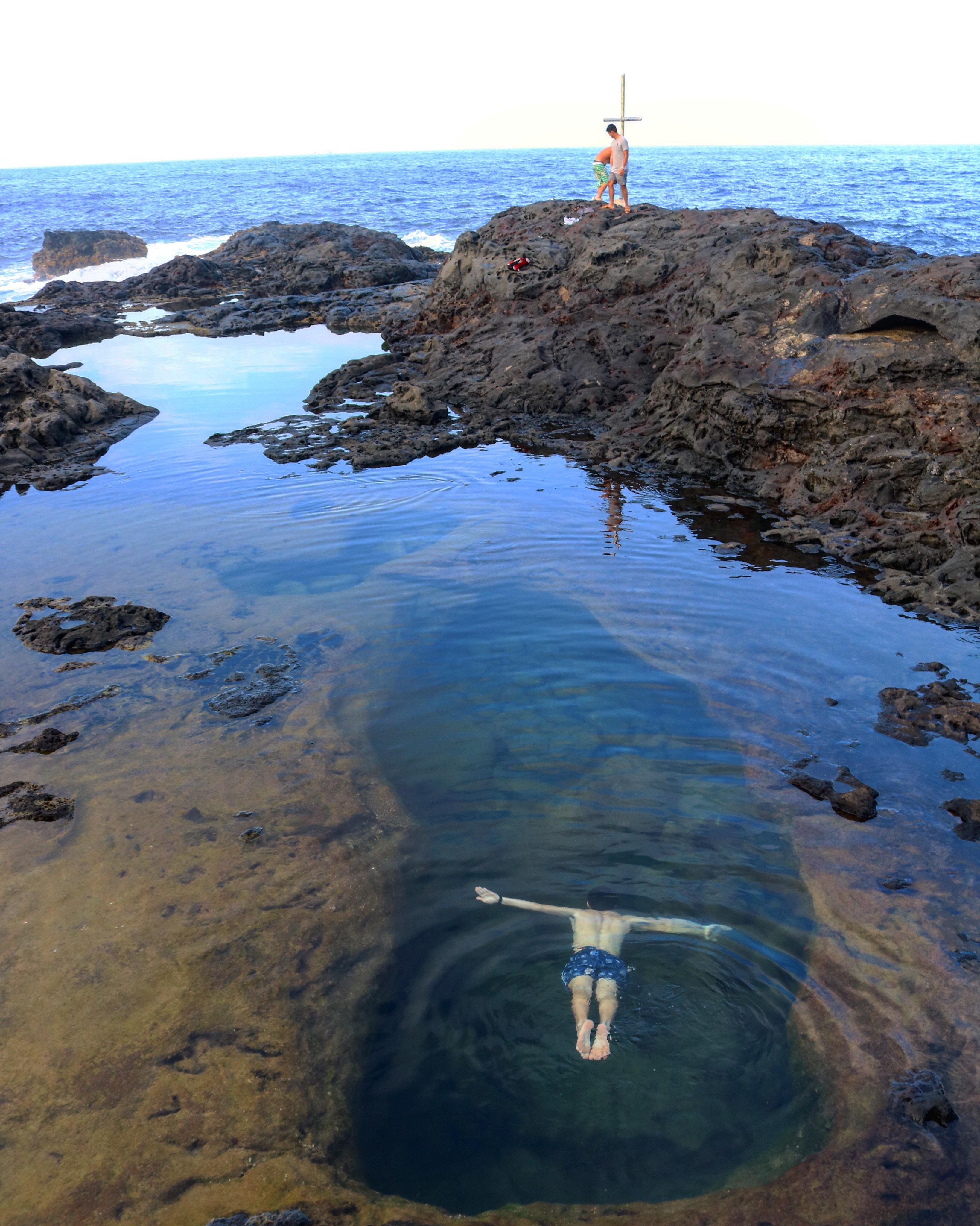 Olivine pools, Maui, Hawaii. r/pics