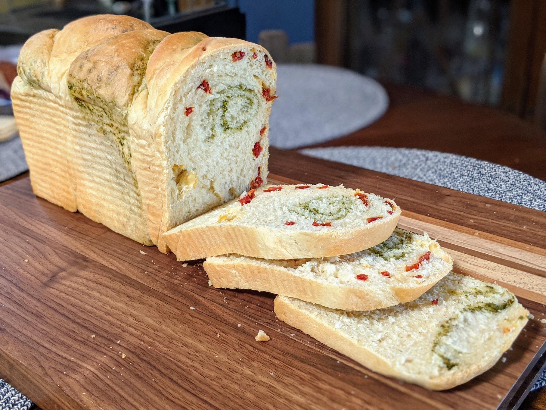 Sourdough pesto+sun dried tomato swirl bread r/Breadit