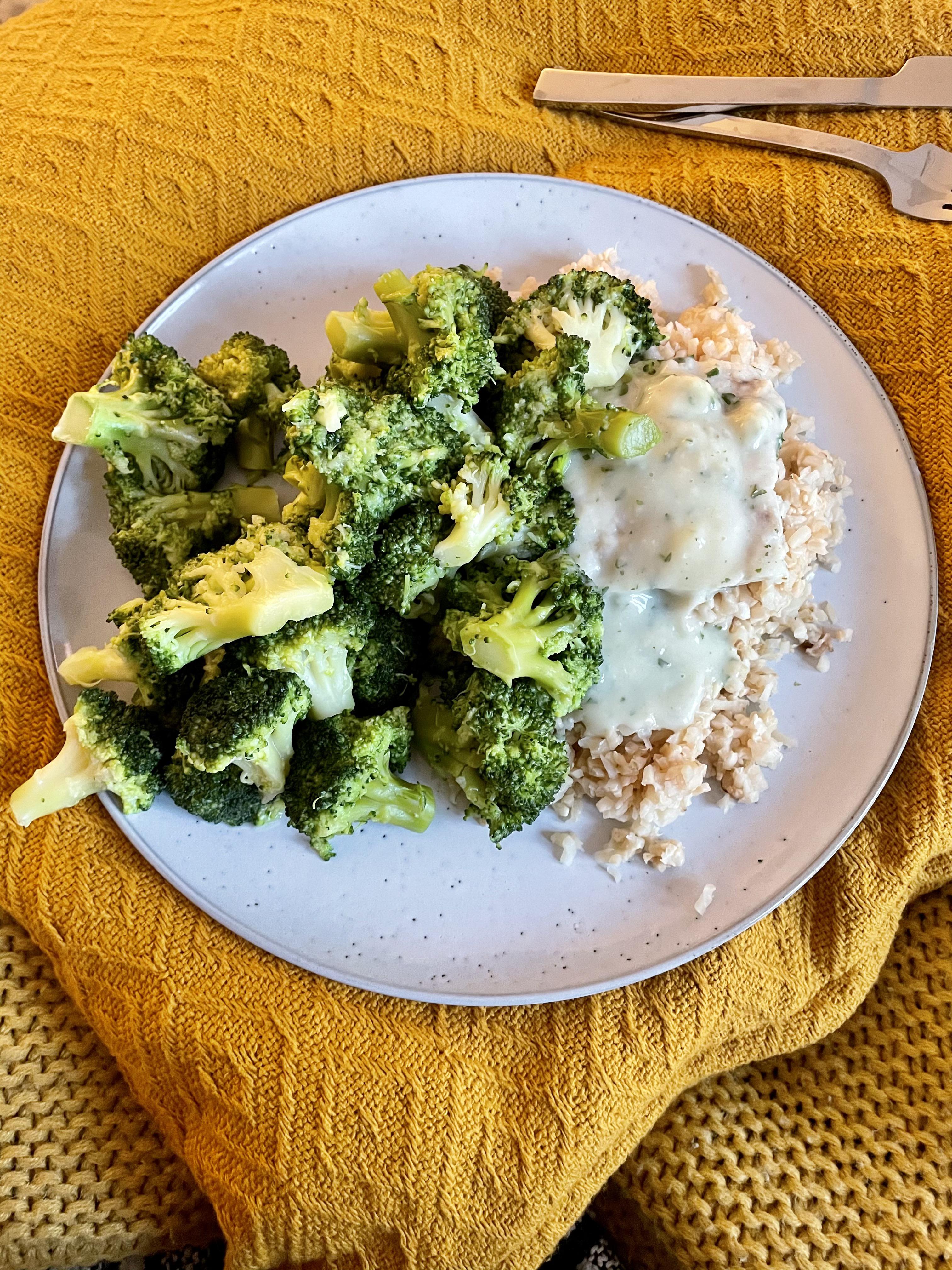 Cod in parsley sauce with veg (240) r/safe_food