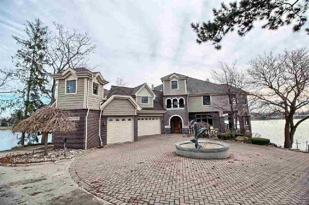 Lake house disaster Lake Orion, MI r/McMansionHell