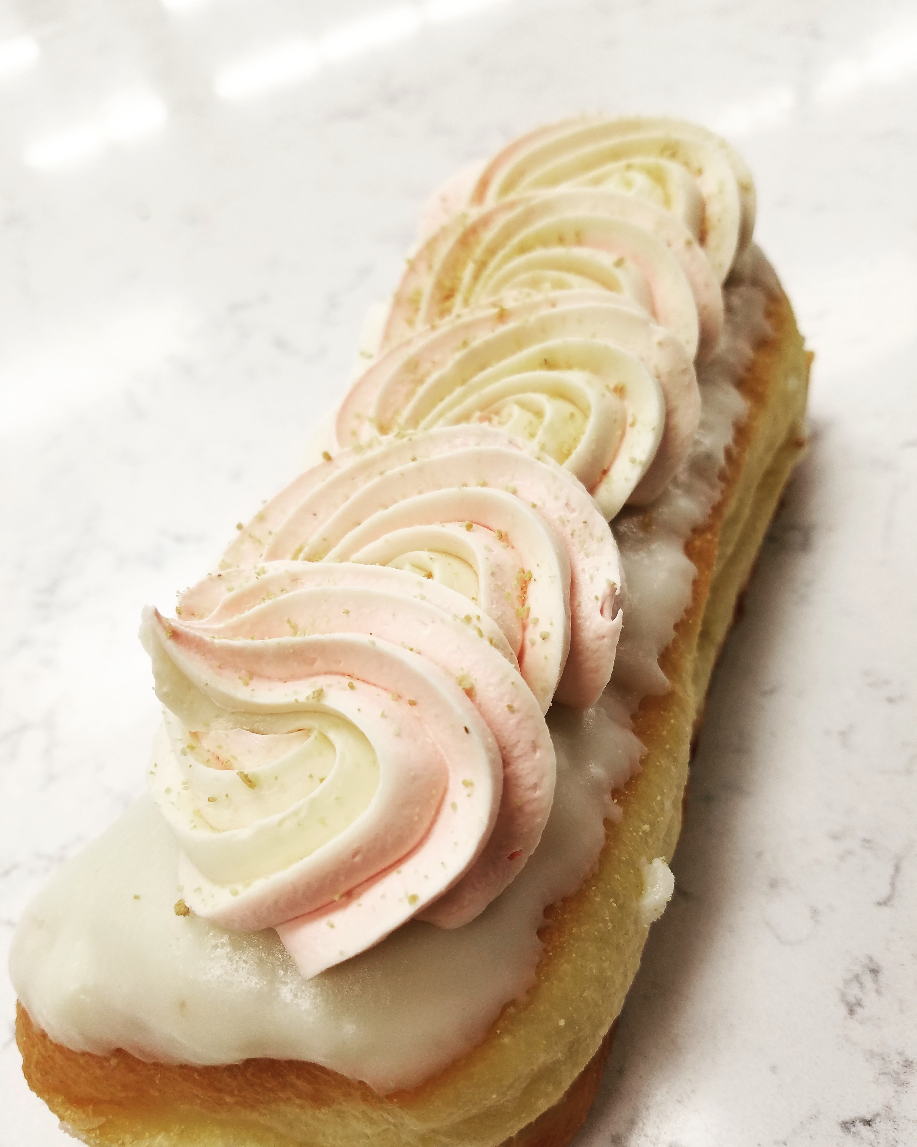 [Pro/Chef] Strawberry Cheesecake Long John Donut r/food