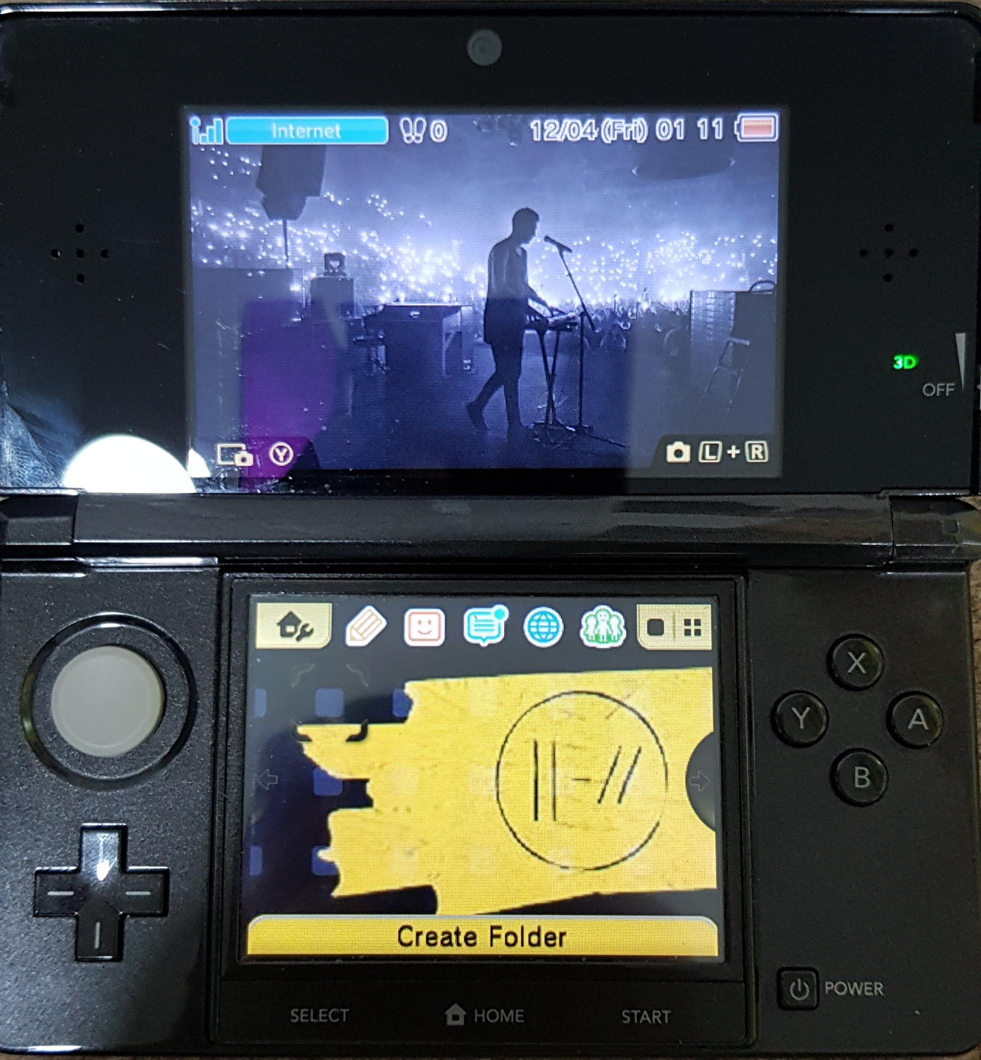 Found this beautiful custom theme for my 3DS, and I'm in love! It also