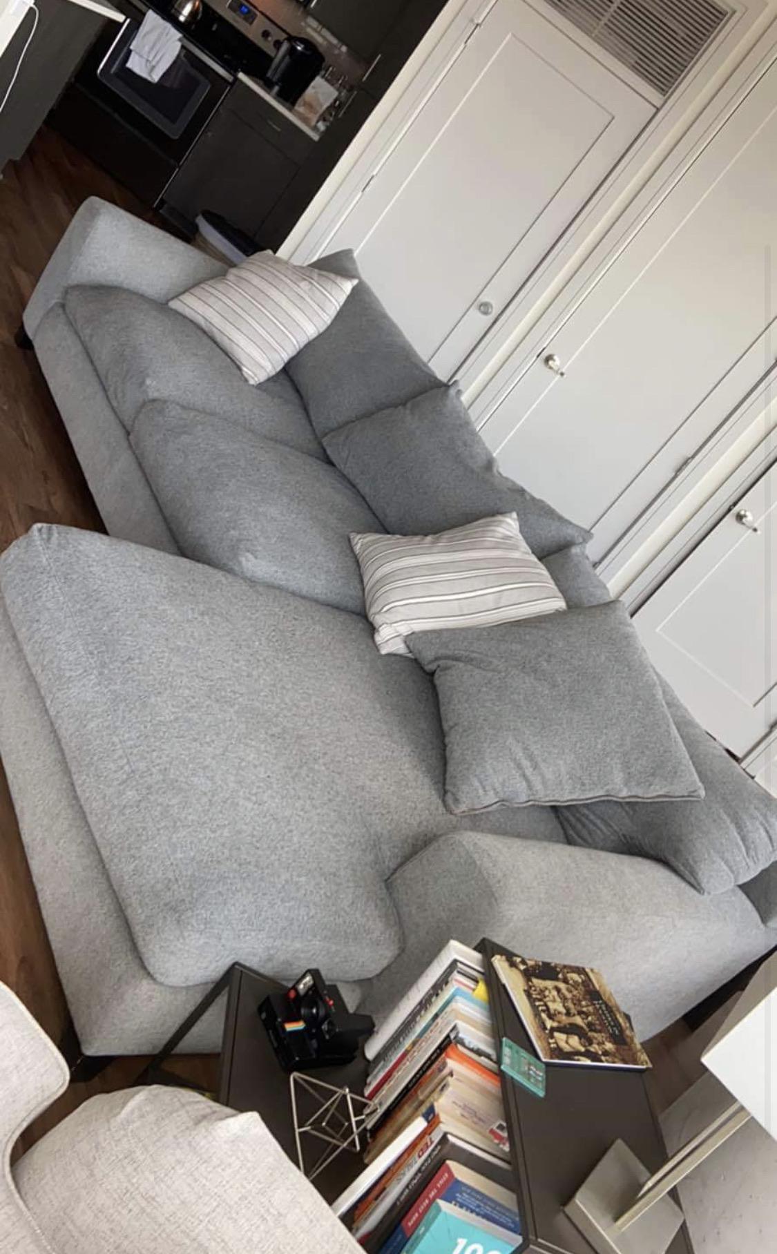 Can anyone ID this couch? r/malelivingspace