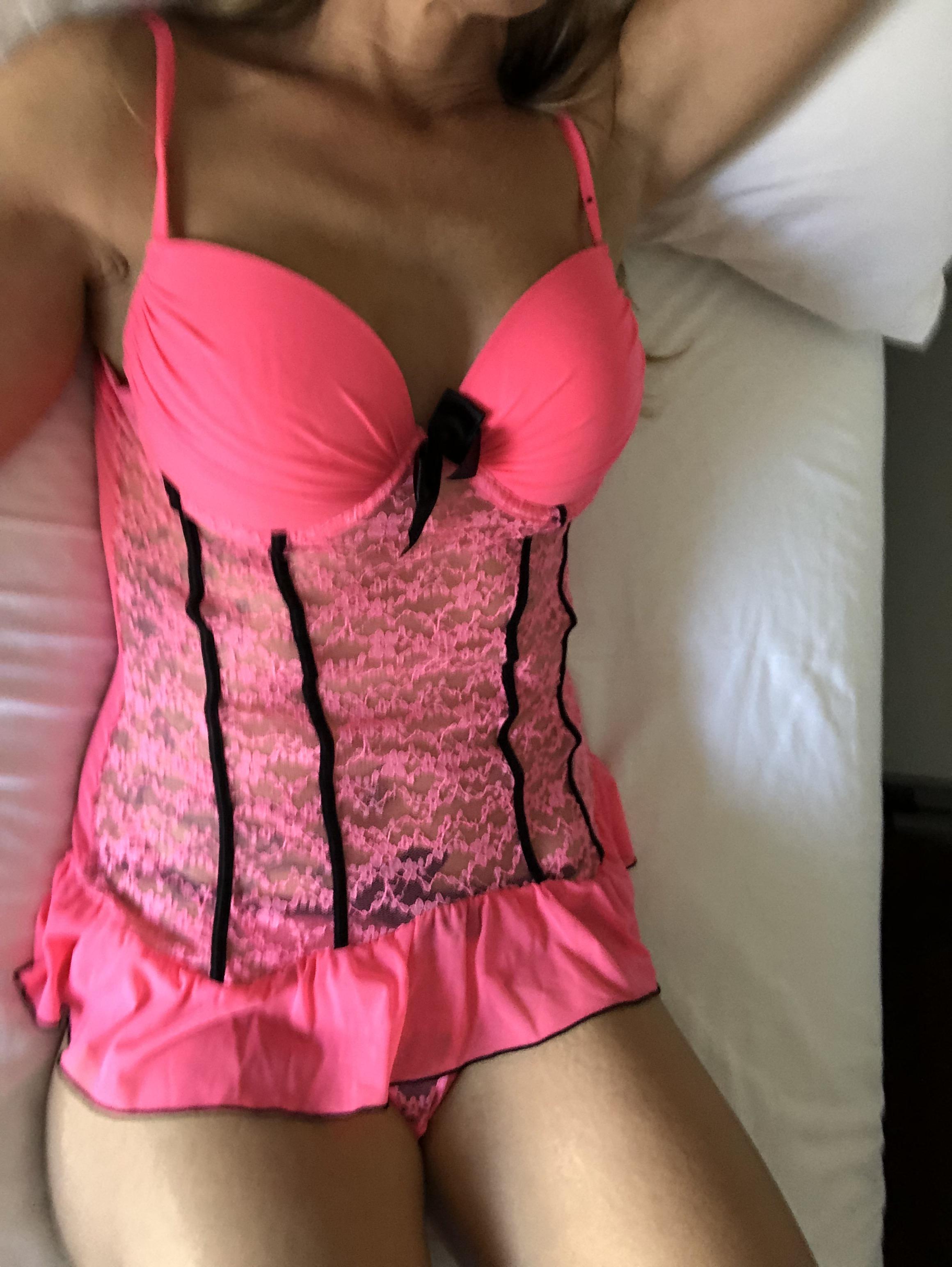 Do you like pink ??? Xxxx r/HotMoms