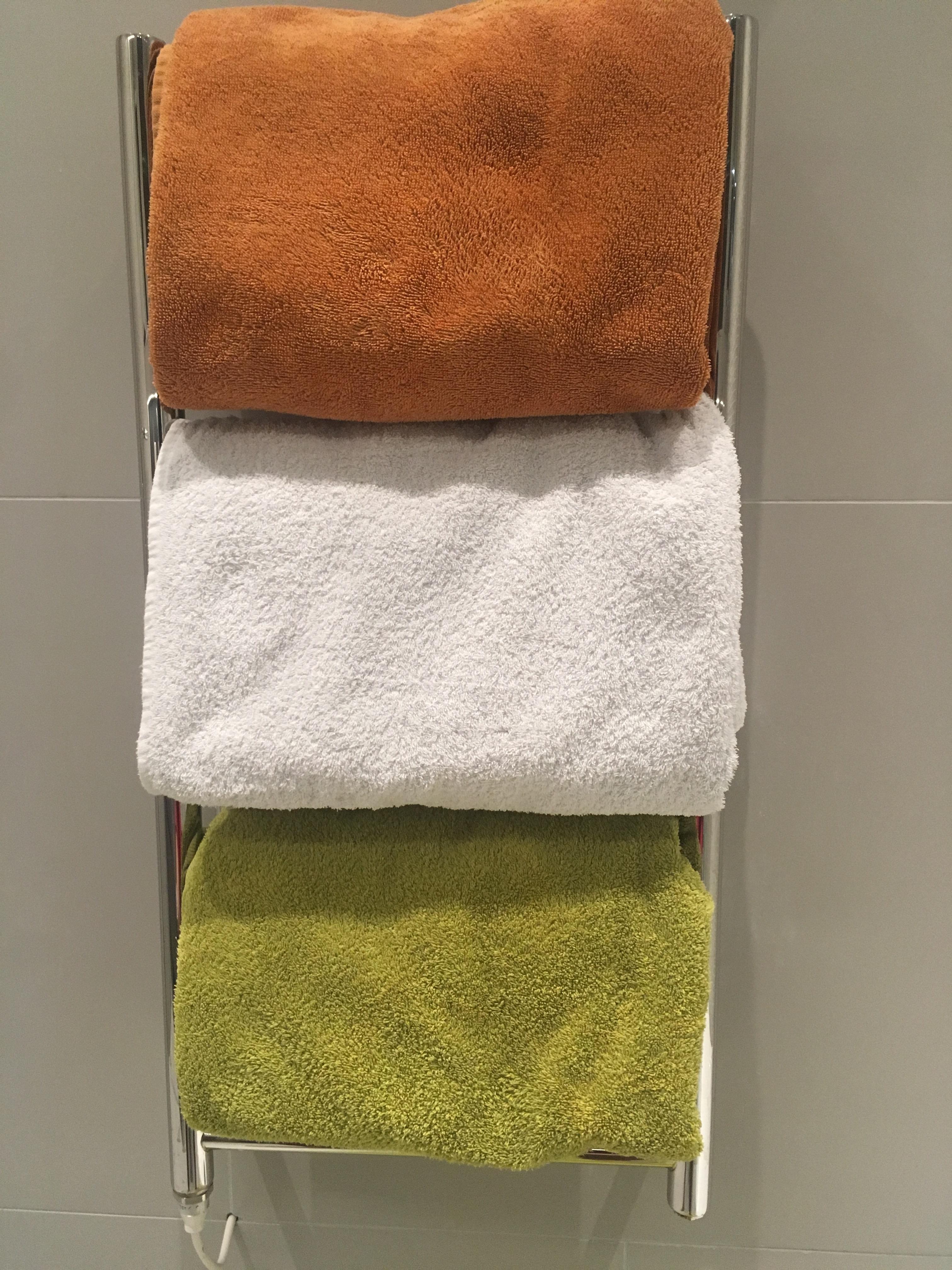 The towels in my bathroom are arranged like the flag of Ireland r