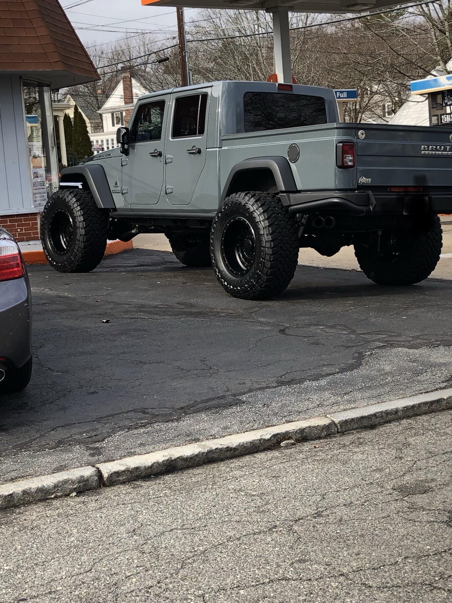 Gladiator spotting or is this a tricked out Wrangler? Says Rubicon on