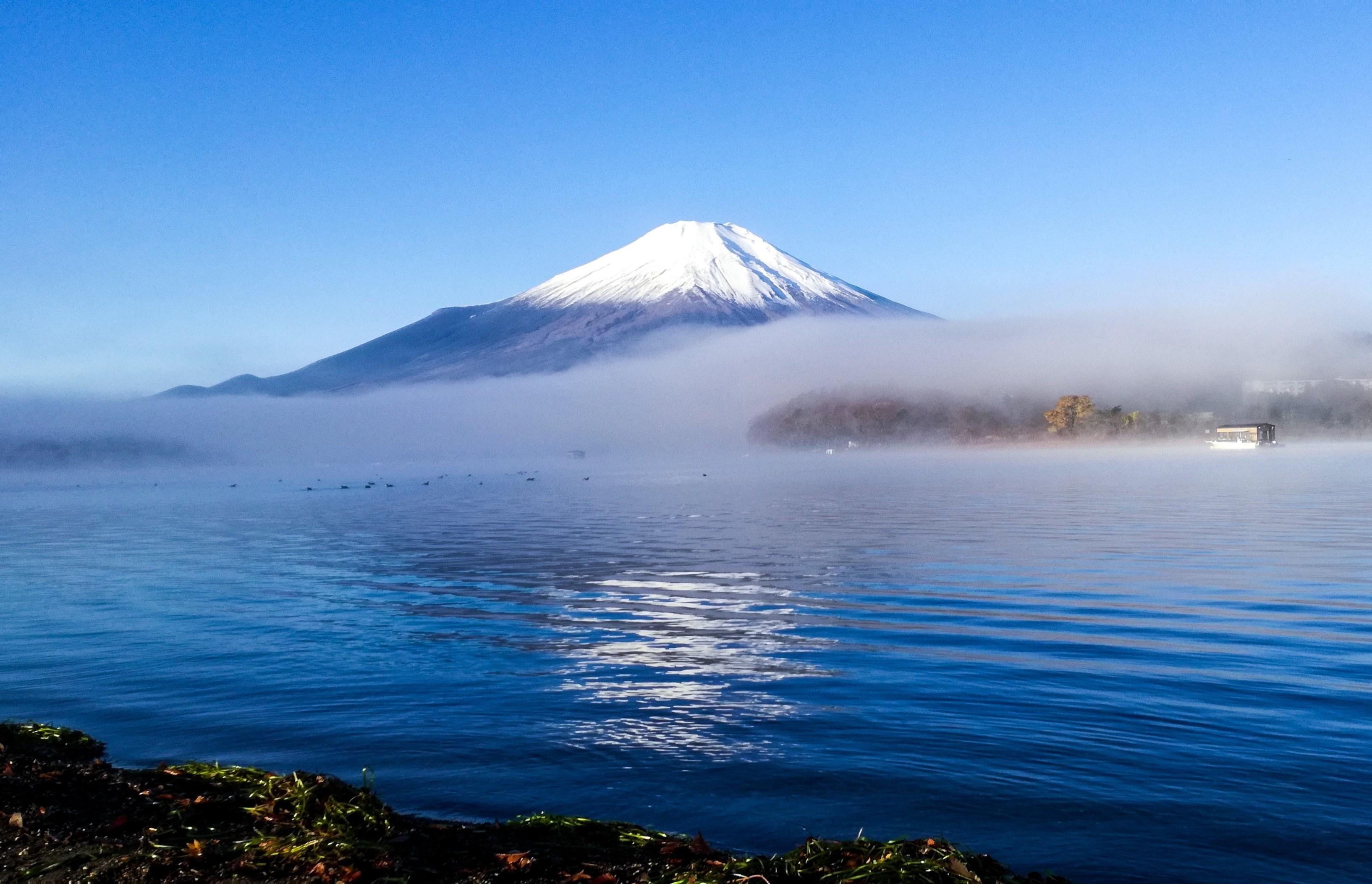 Mount Fuji from Lake Yamanaka, Japan [OC] [3268x2105] r/ImagesOfJapan