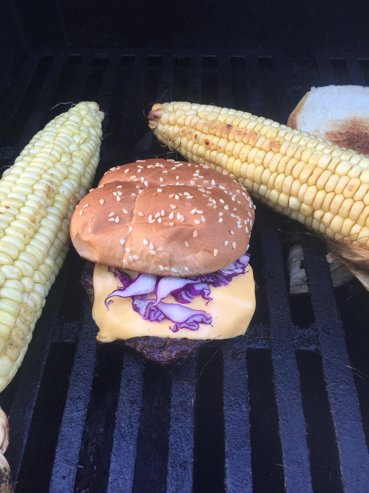 [Homemade] Cheeseburger and grilled corn on the cob r/food