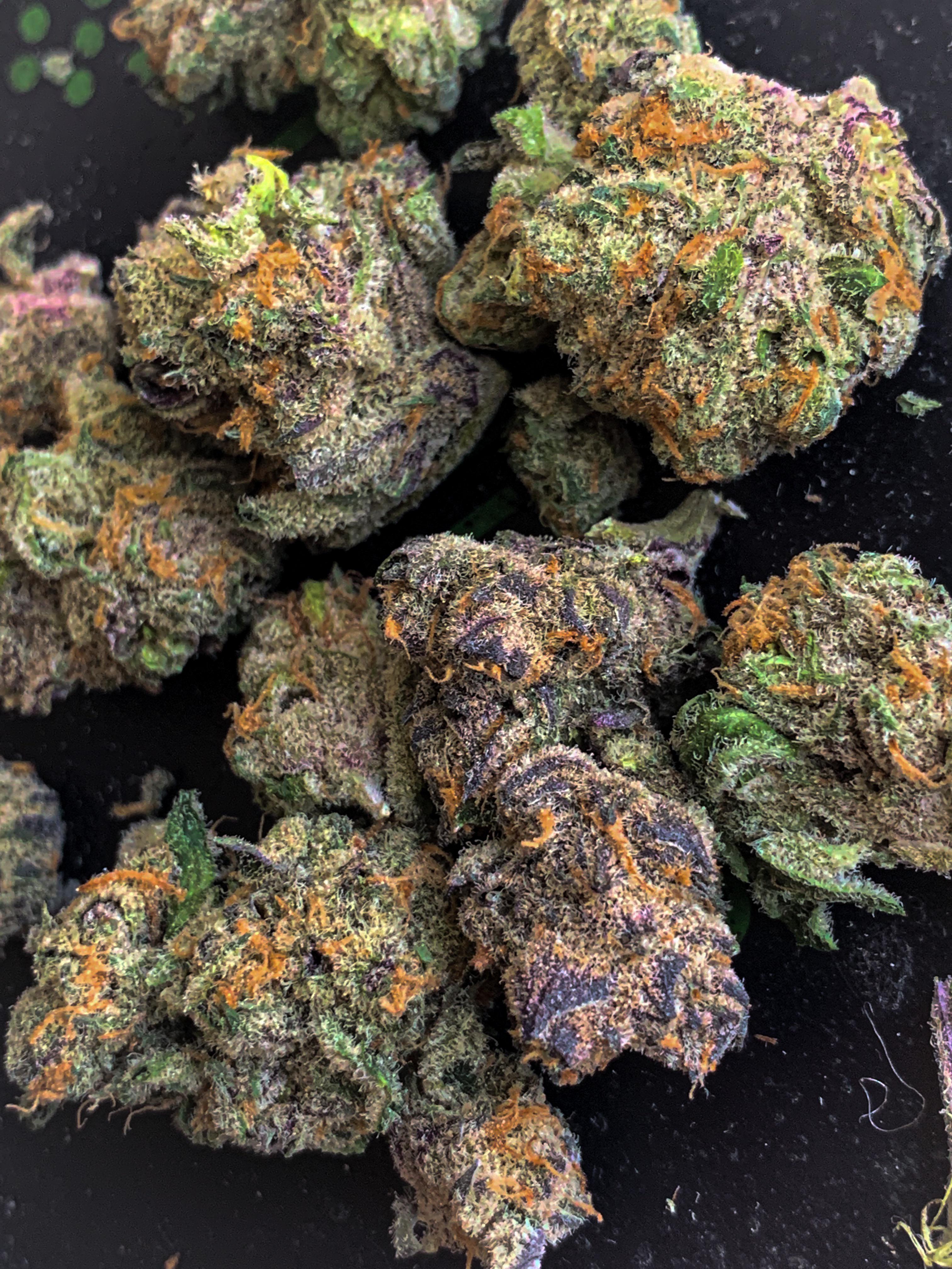 Big Smooth( Og blueberry x Cookies and Cream) good Indica smoke from