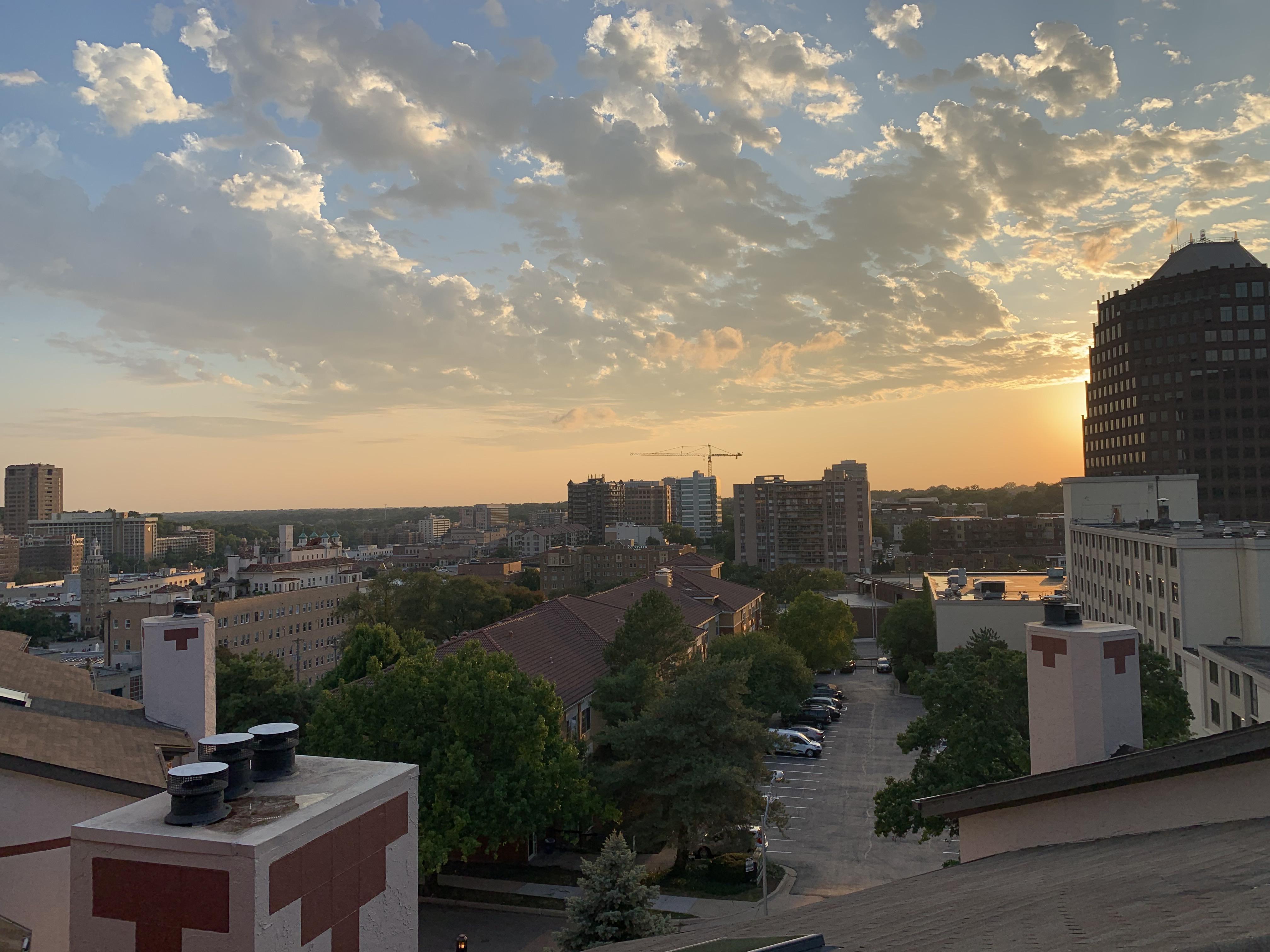 View from my apartment complex with a perfect sunset r/kansascity