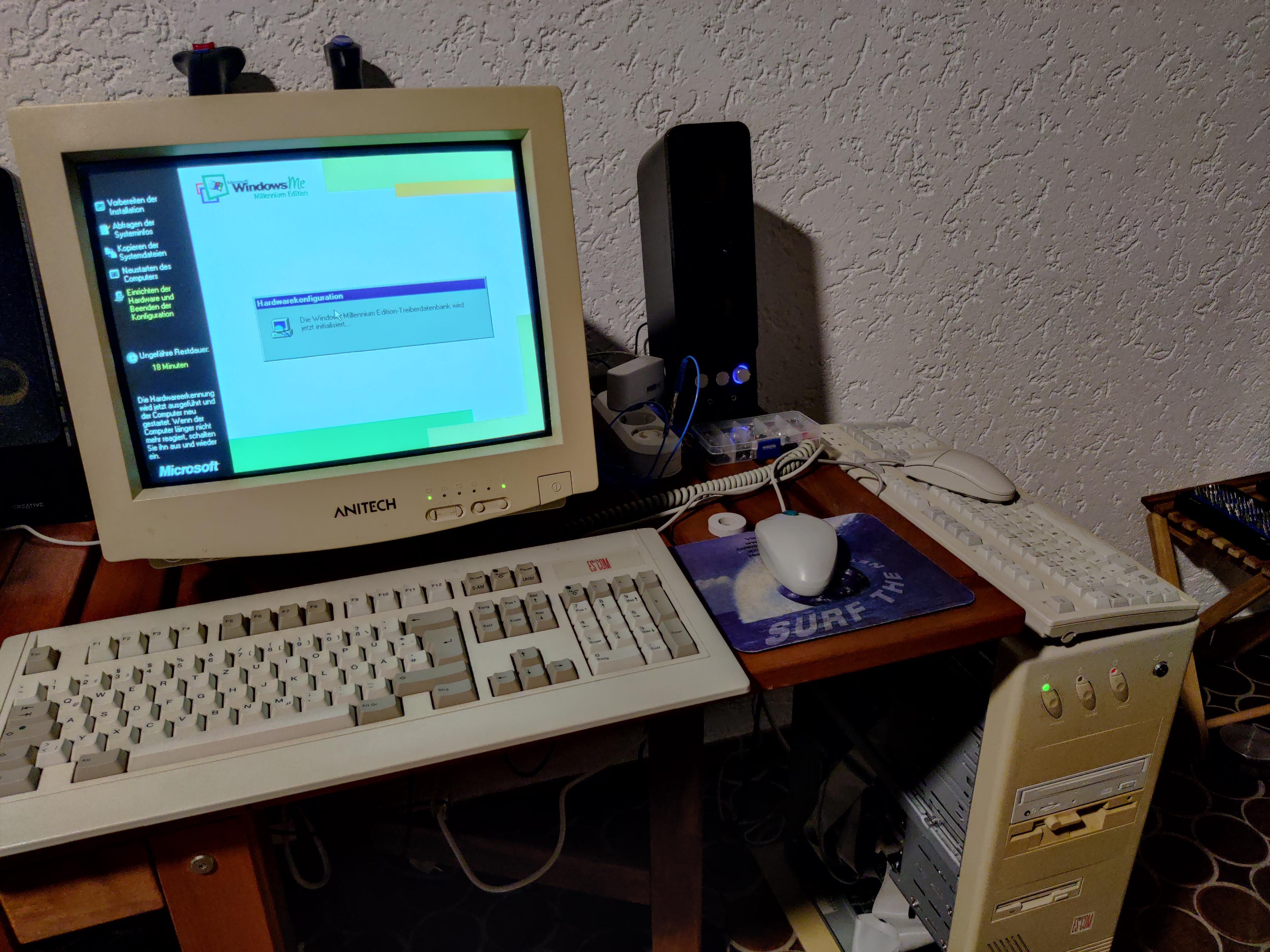 Last time I posted, I presented Windows 98 running on a 486DX266