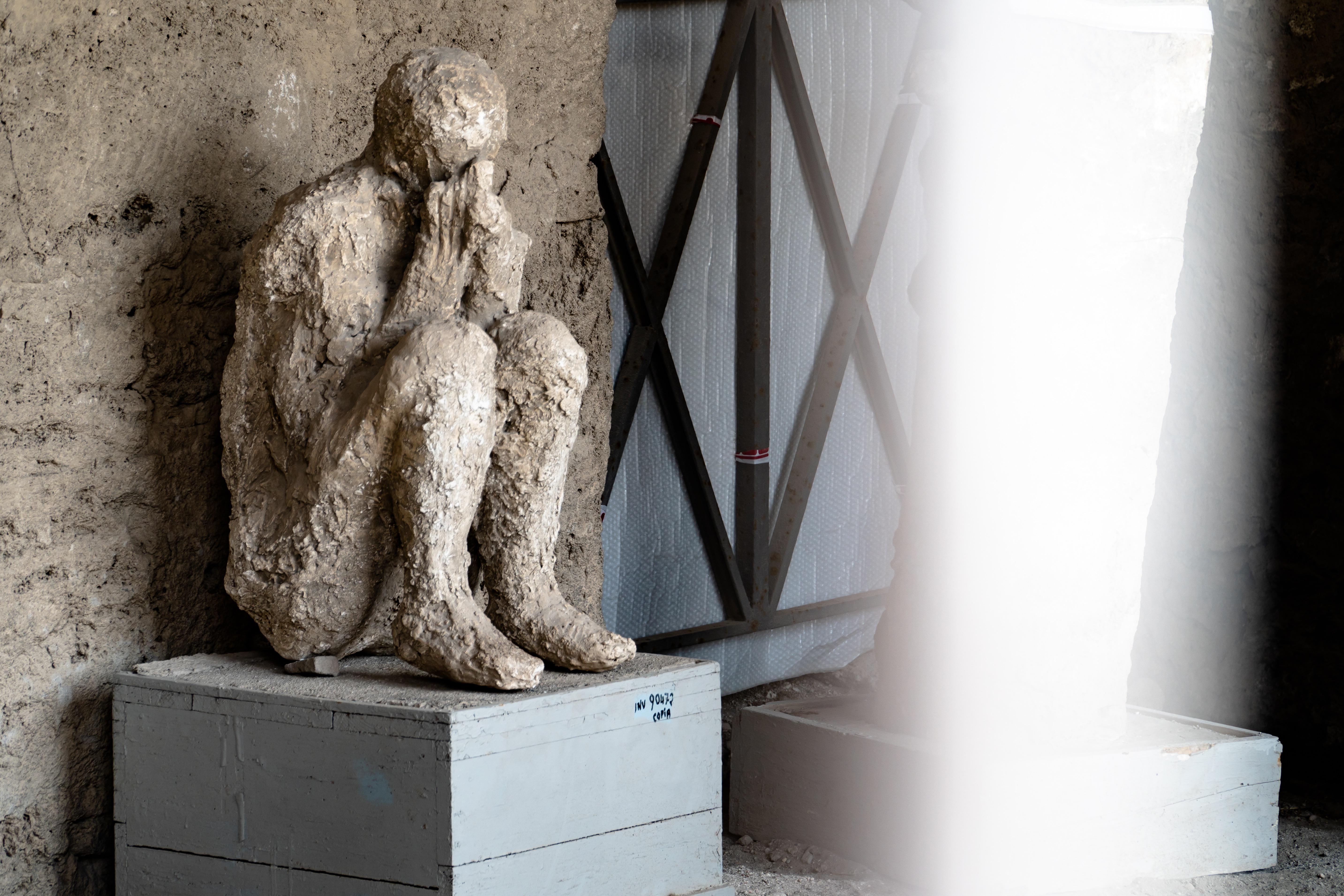 The victims of Pompeii share stories of their agonizing final moments [OC] Info in comments r/pics