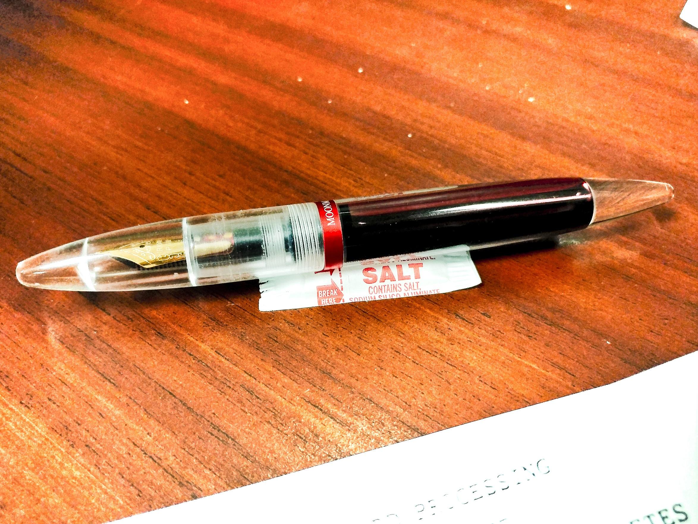 Inexpensive pen, cheap stand r/fountainpens