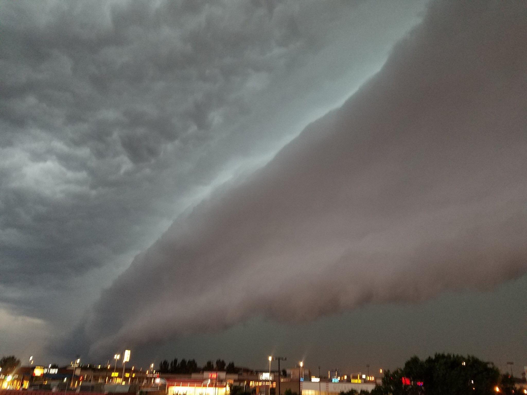 Storm moving in (North Dakota) r/pics
