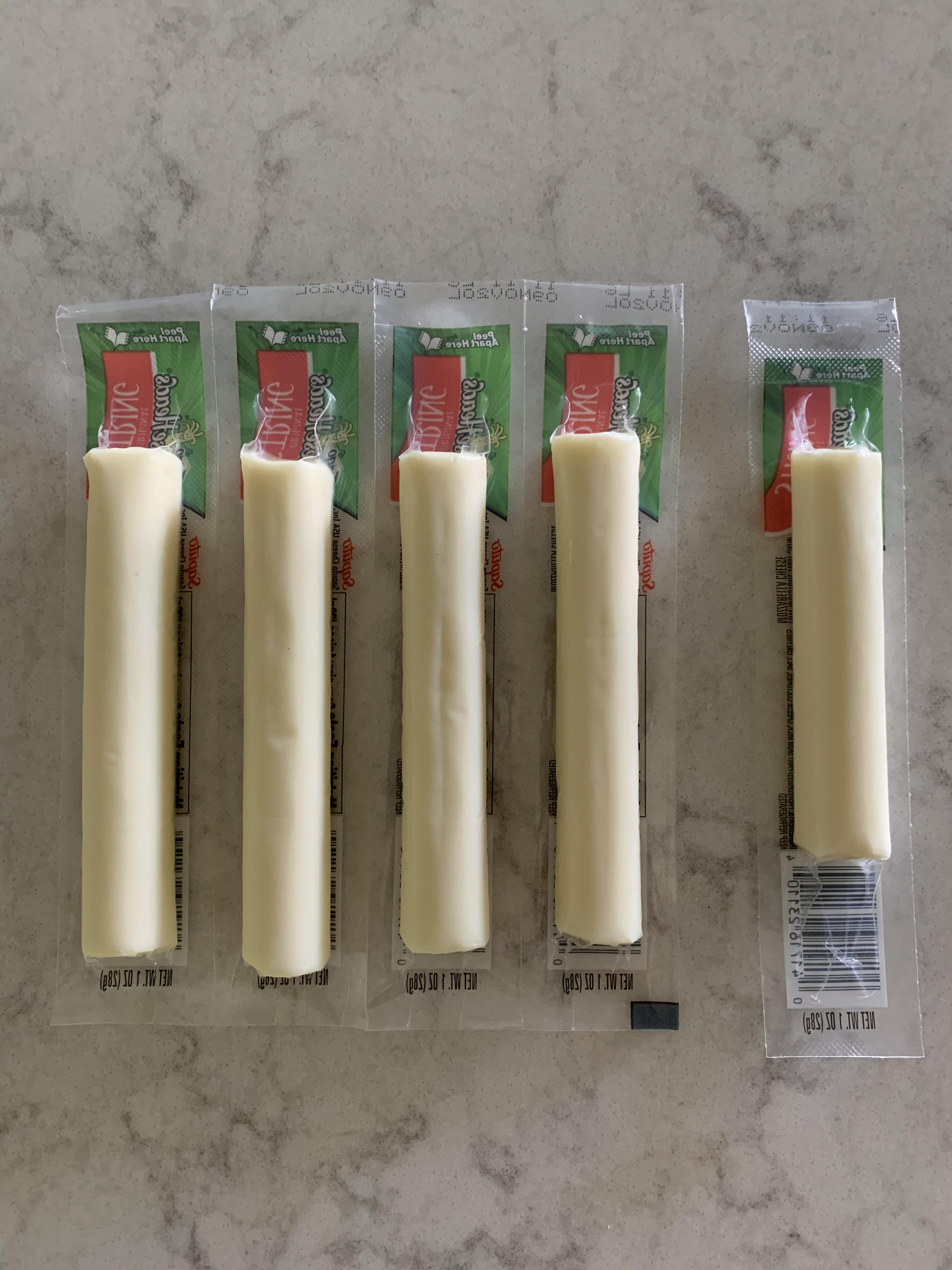 This string cheese stick is shorter than the others r/mildlyinteresting