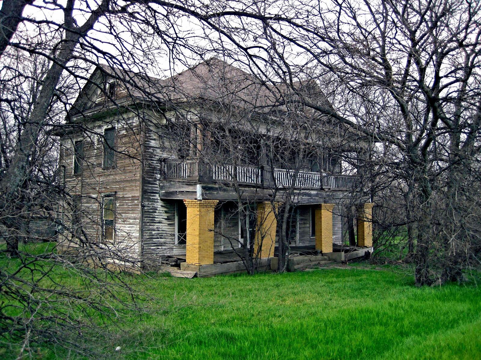 Abandoned Texas mansion south of Austin. r/ImagesOfTexas