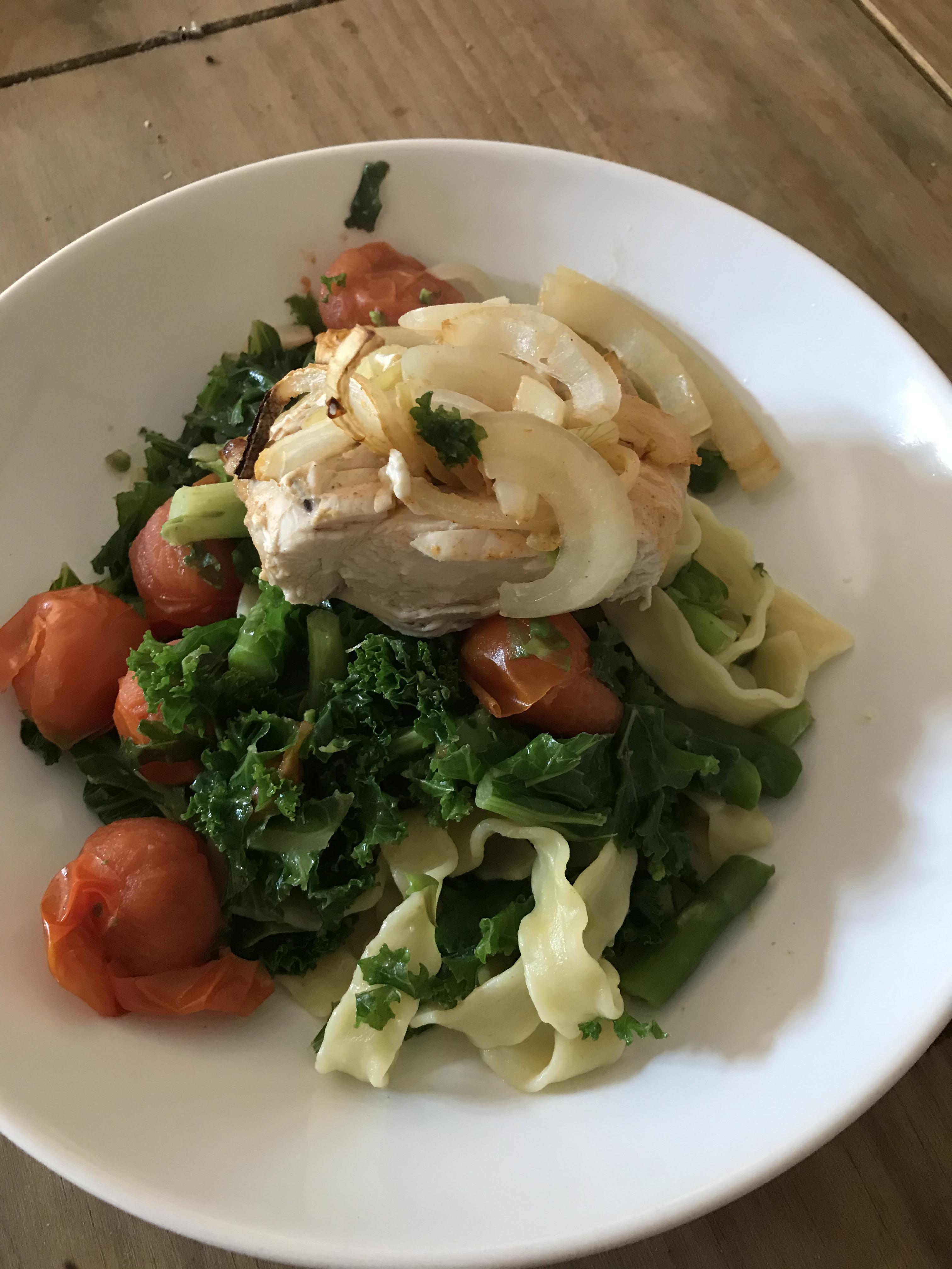 Asparagus, kale and tomato pasta with chicken for 450 calories r