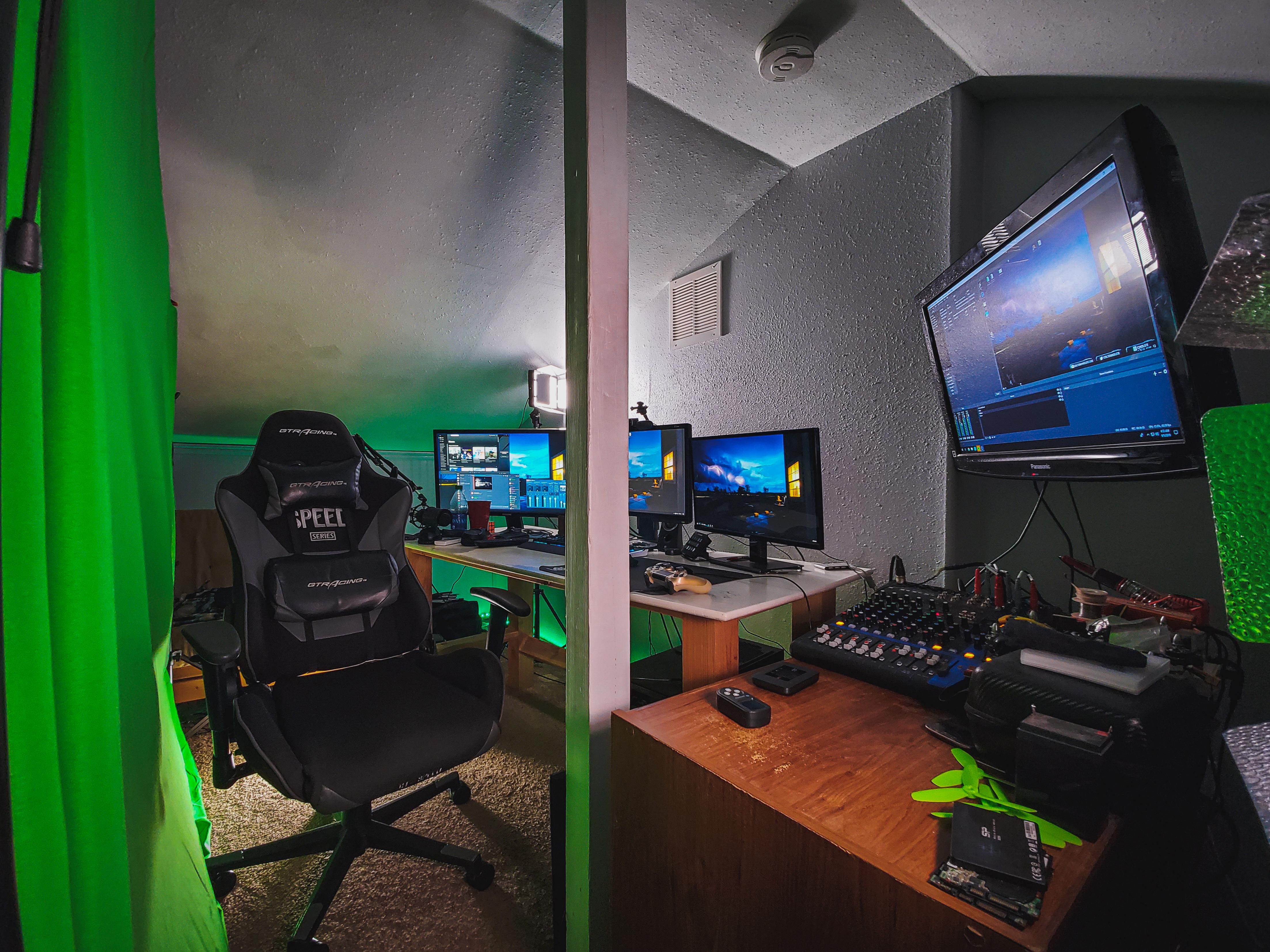 Apparently This is a Trend 2 PC streaming Setup ask away r/mixer