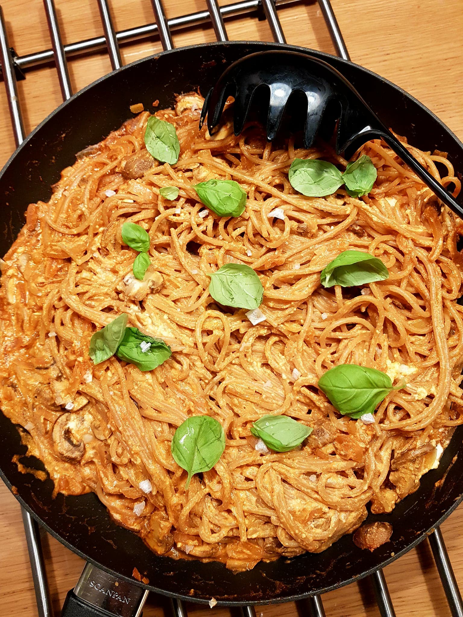 creamy and spicy gochujang spaghetti 555 cal for half the pan