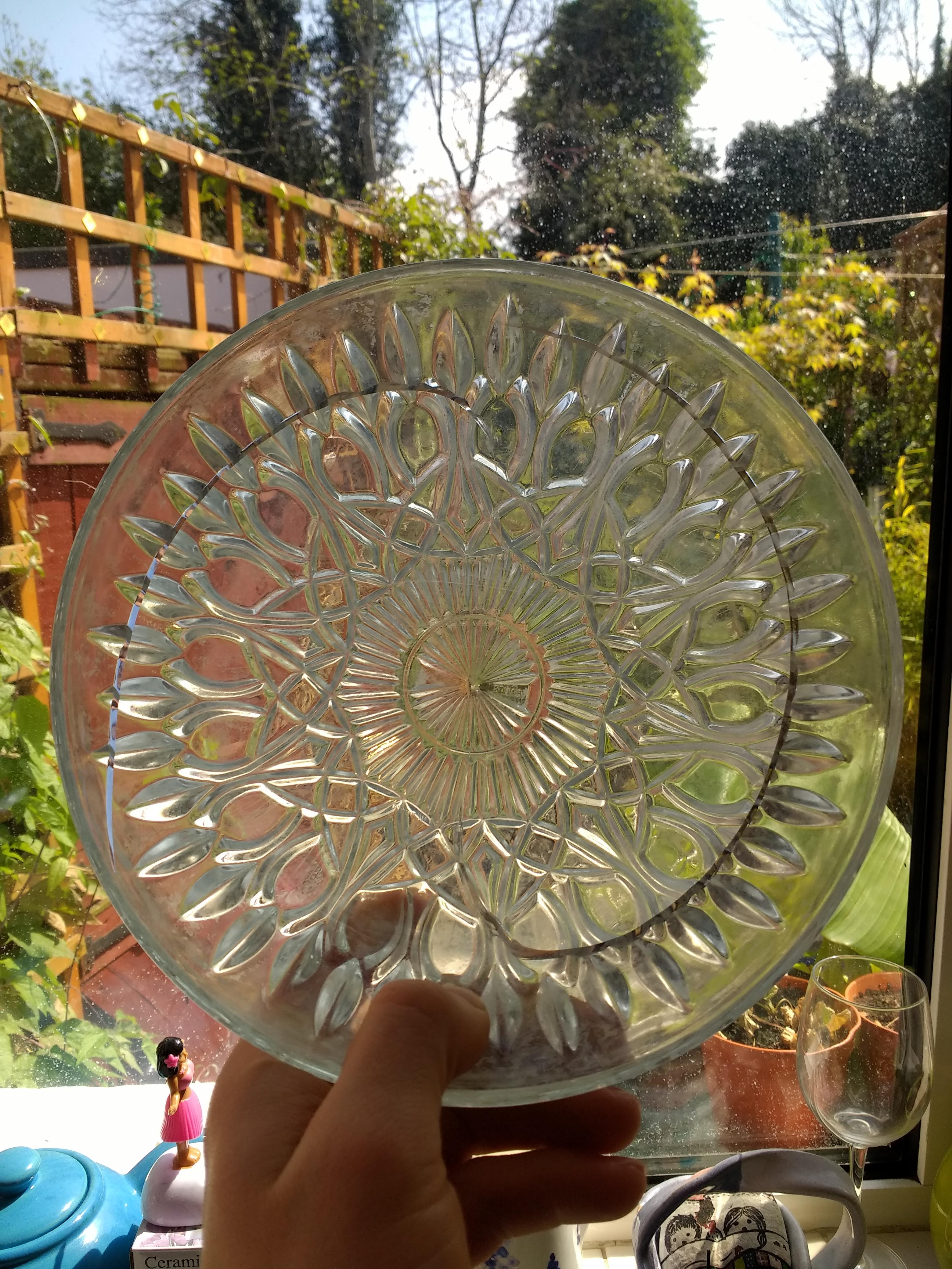 The way this glass bowl cracked from heating r/mildlyinteresting