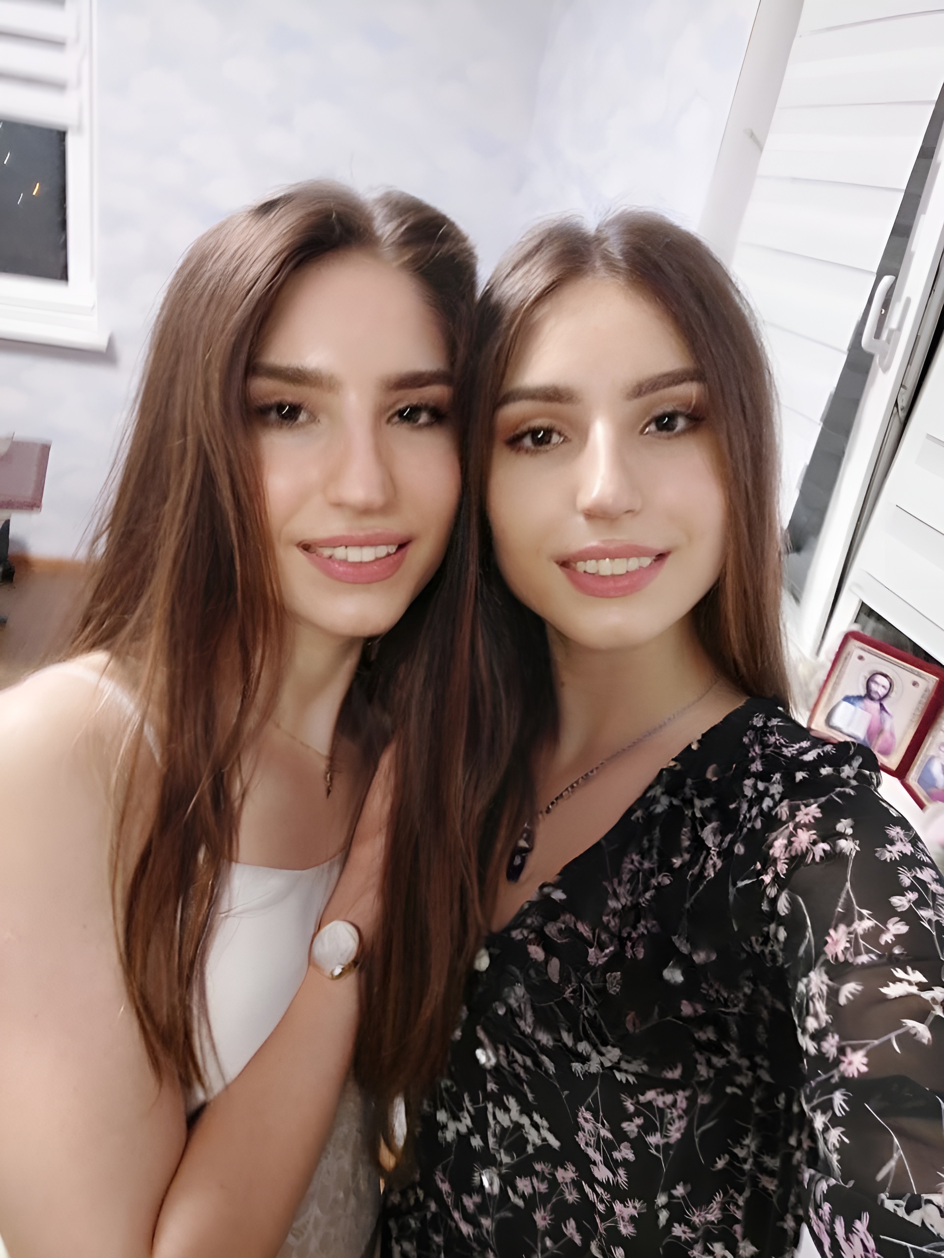 The faces of two twin girls [18F] : Faces