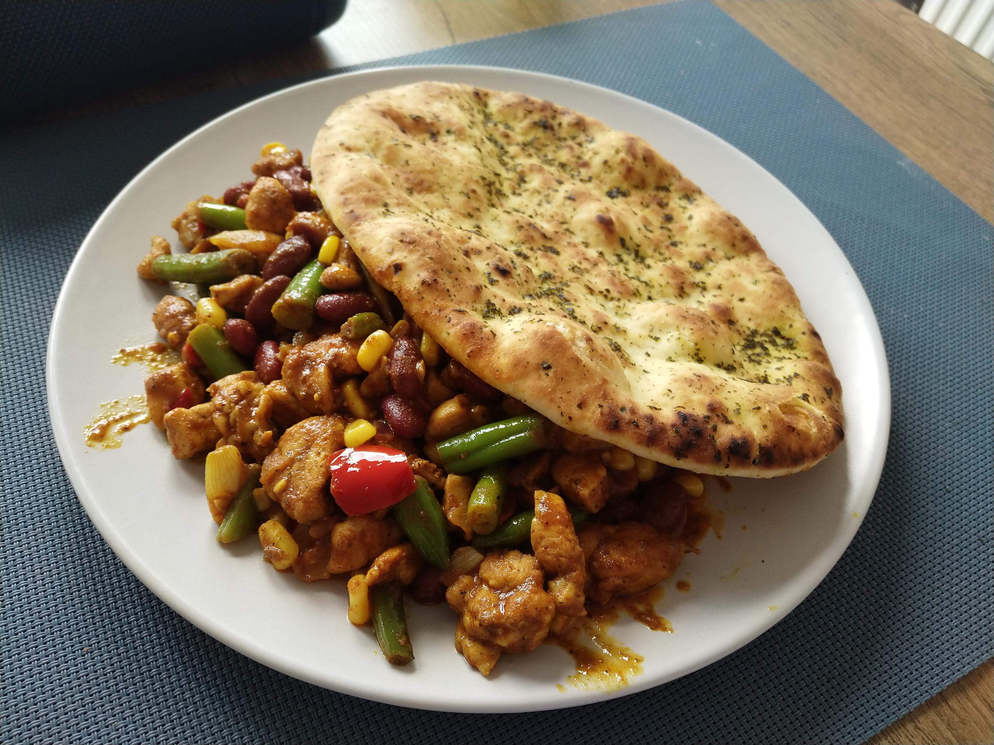 Curry chicken stirfry with naan bread r/FoodPorn