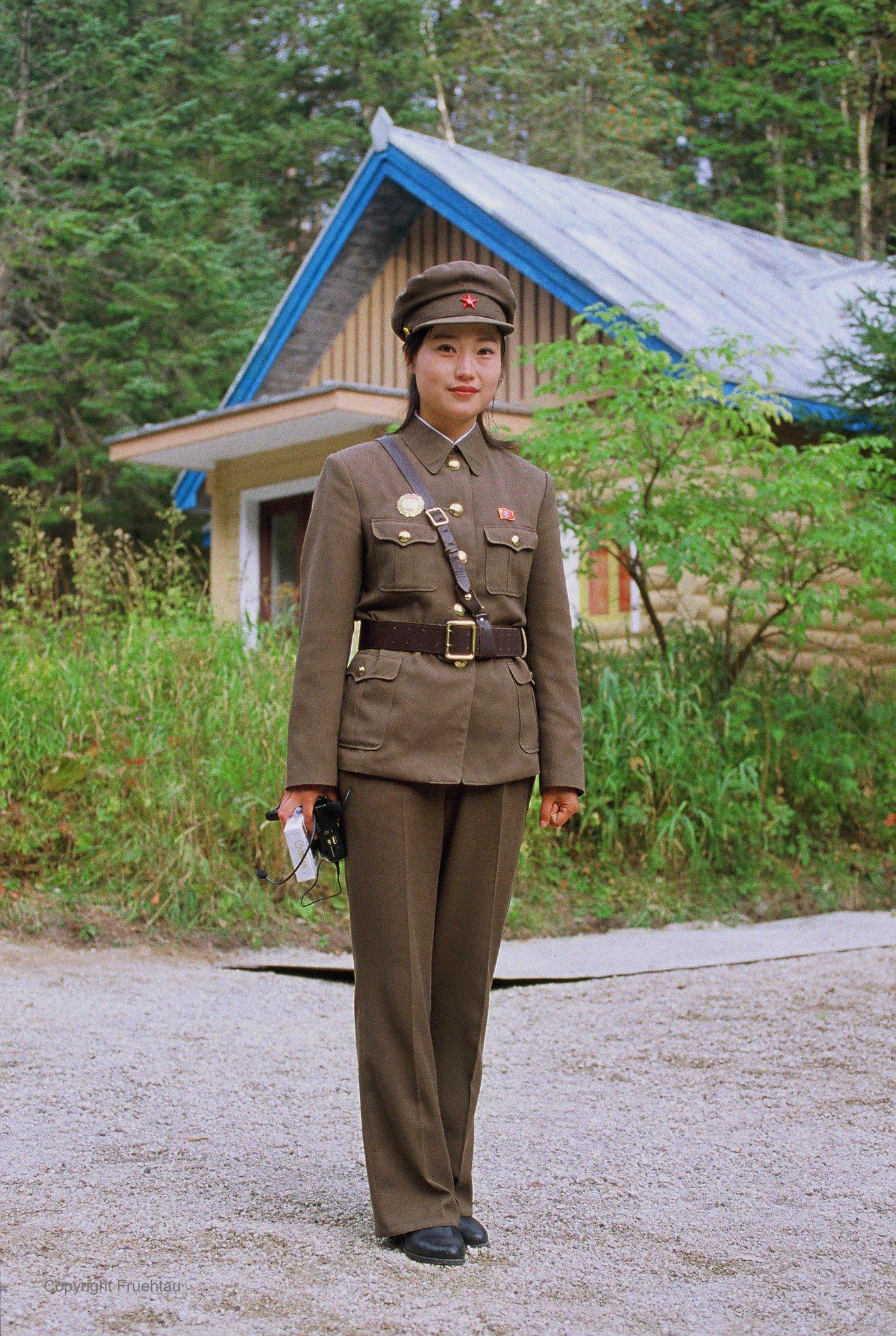 North Korean tour guide posing r/NorthKoreaPics