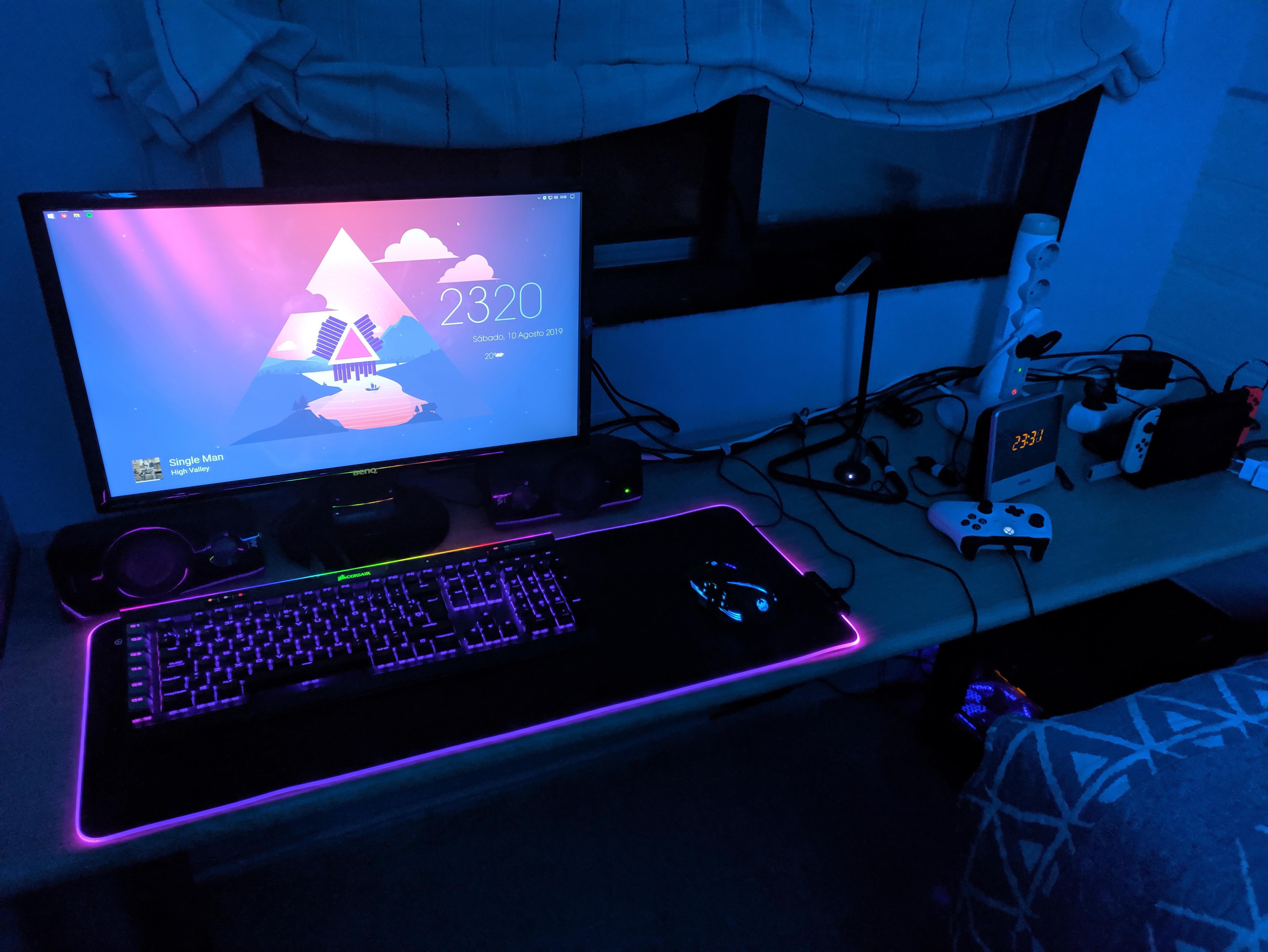 I've added the final touch to my setup (rgb mousepad, +100 fps boost