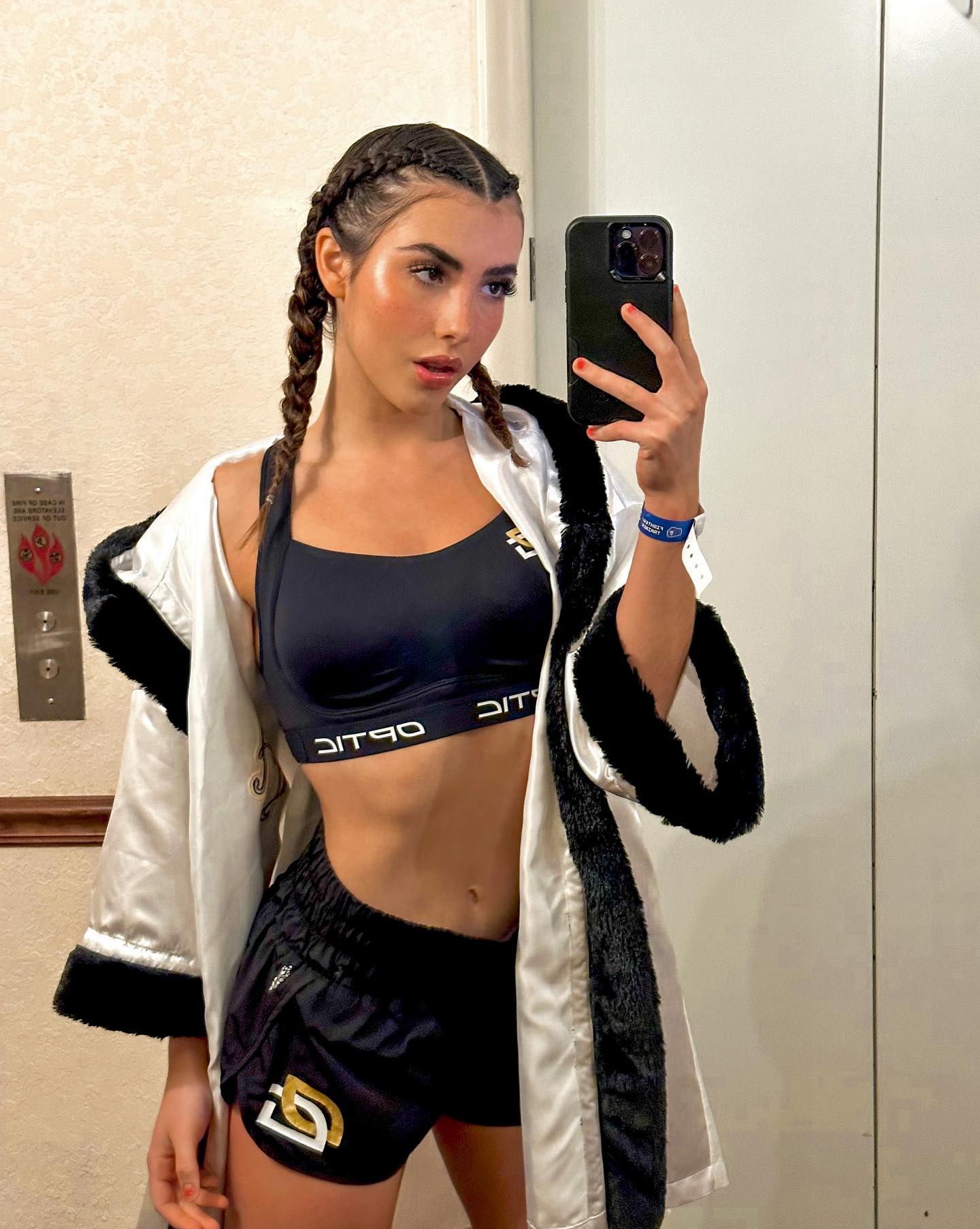 Andrea Botez : SexyWomanOfTheDay