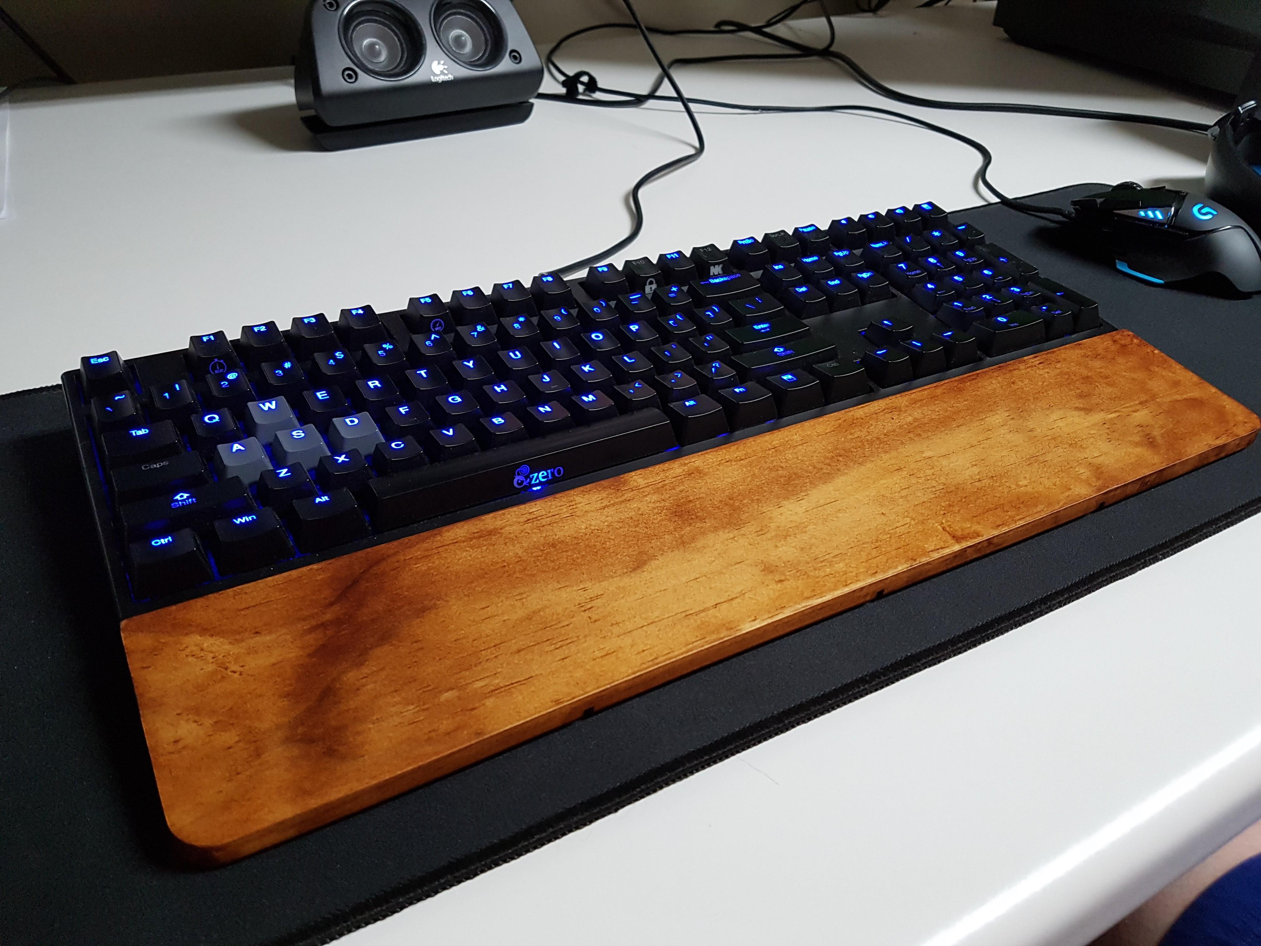 [Photos] Ducky Zero Shine + NPKC Wooden Wrist Rest r/MechanicalKeyboards