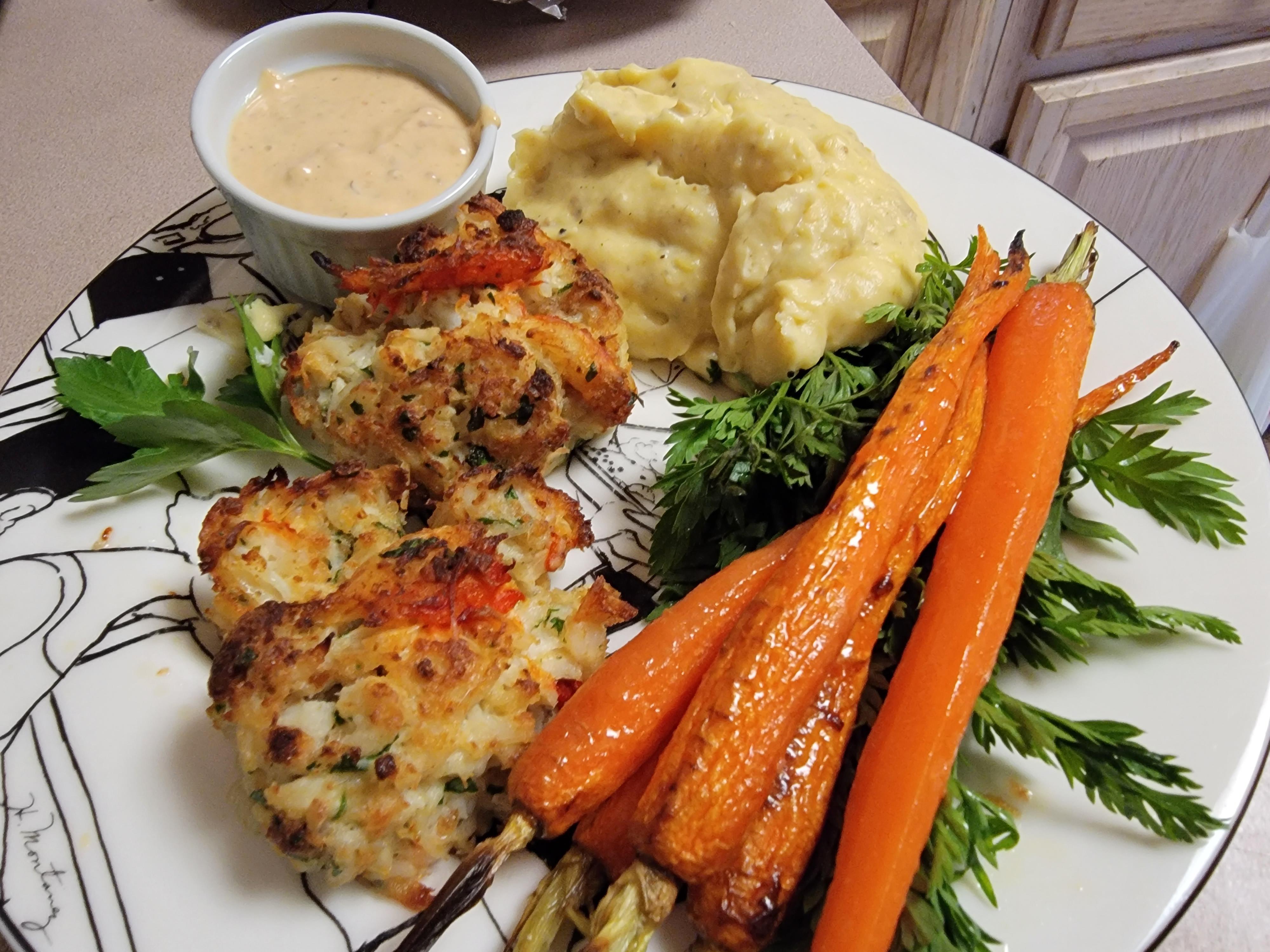 [Homemade] Crab & lobster cakes w side of creol remoulade sauce, served