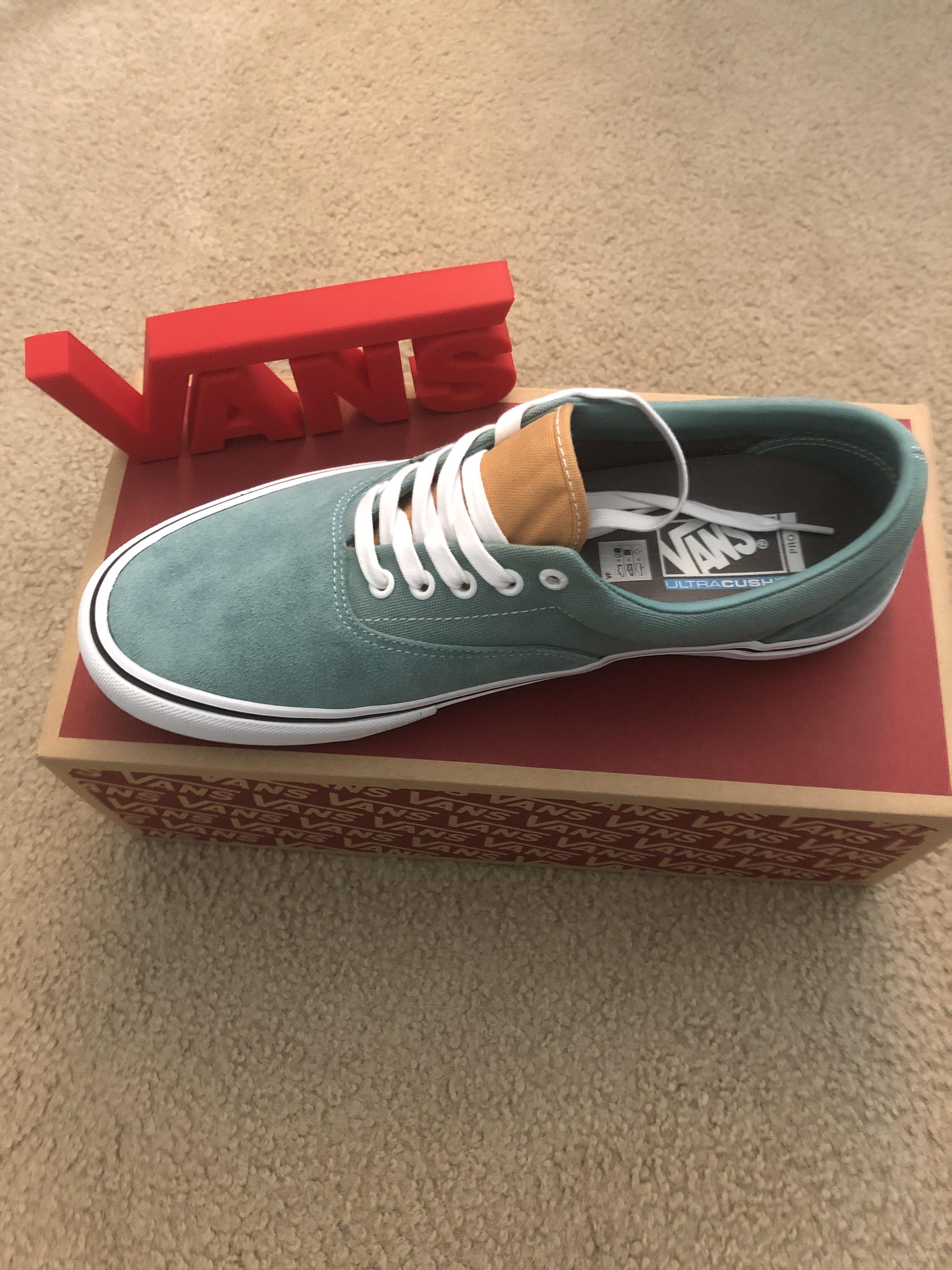 Today’s Vans are the era pros in the Oak Buff and Oil Blue colorway. I