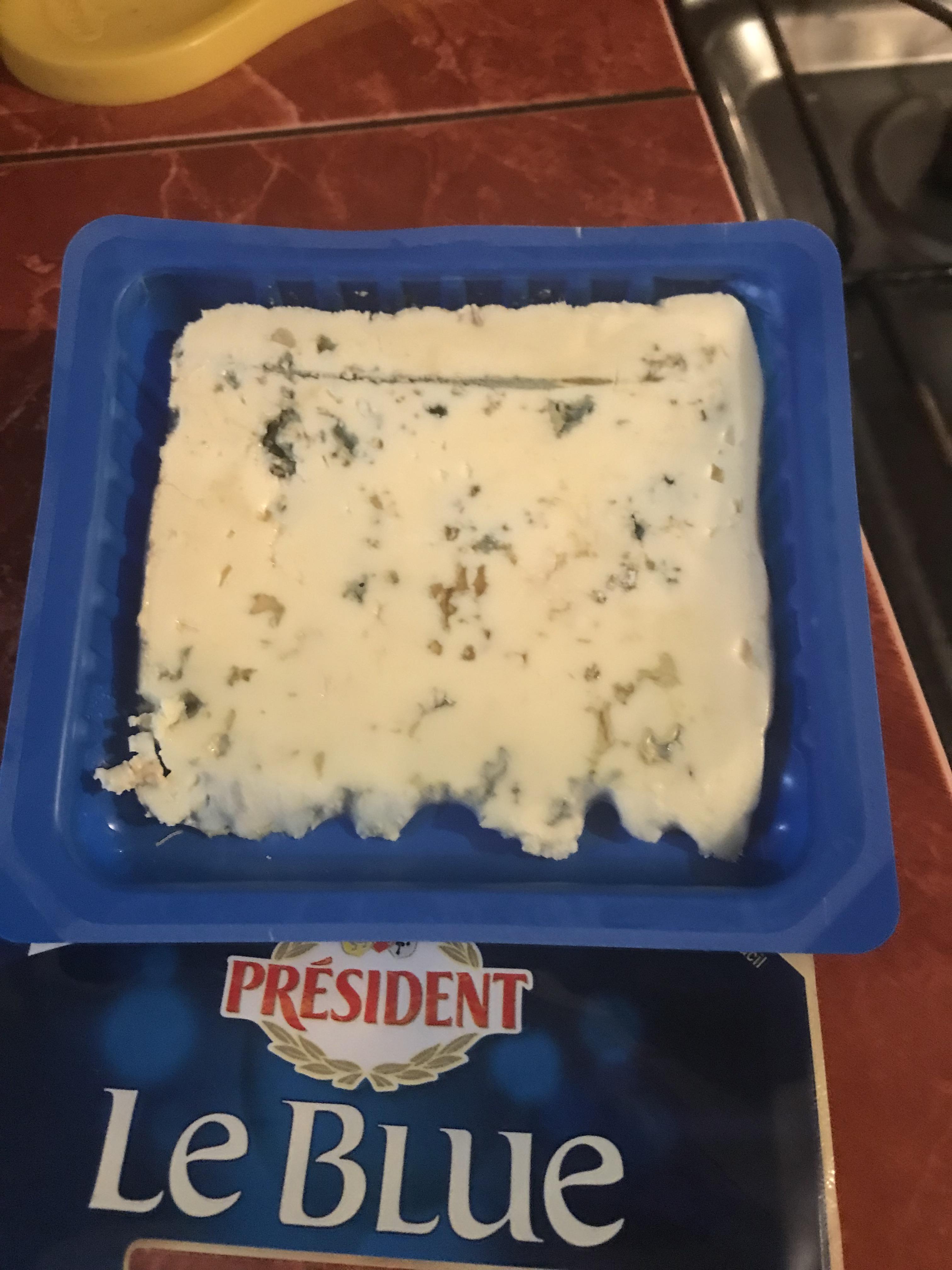 Blue cheese. Expired last friday, does look good to eat? r/Cheese