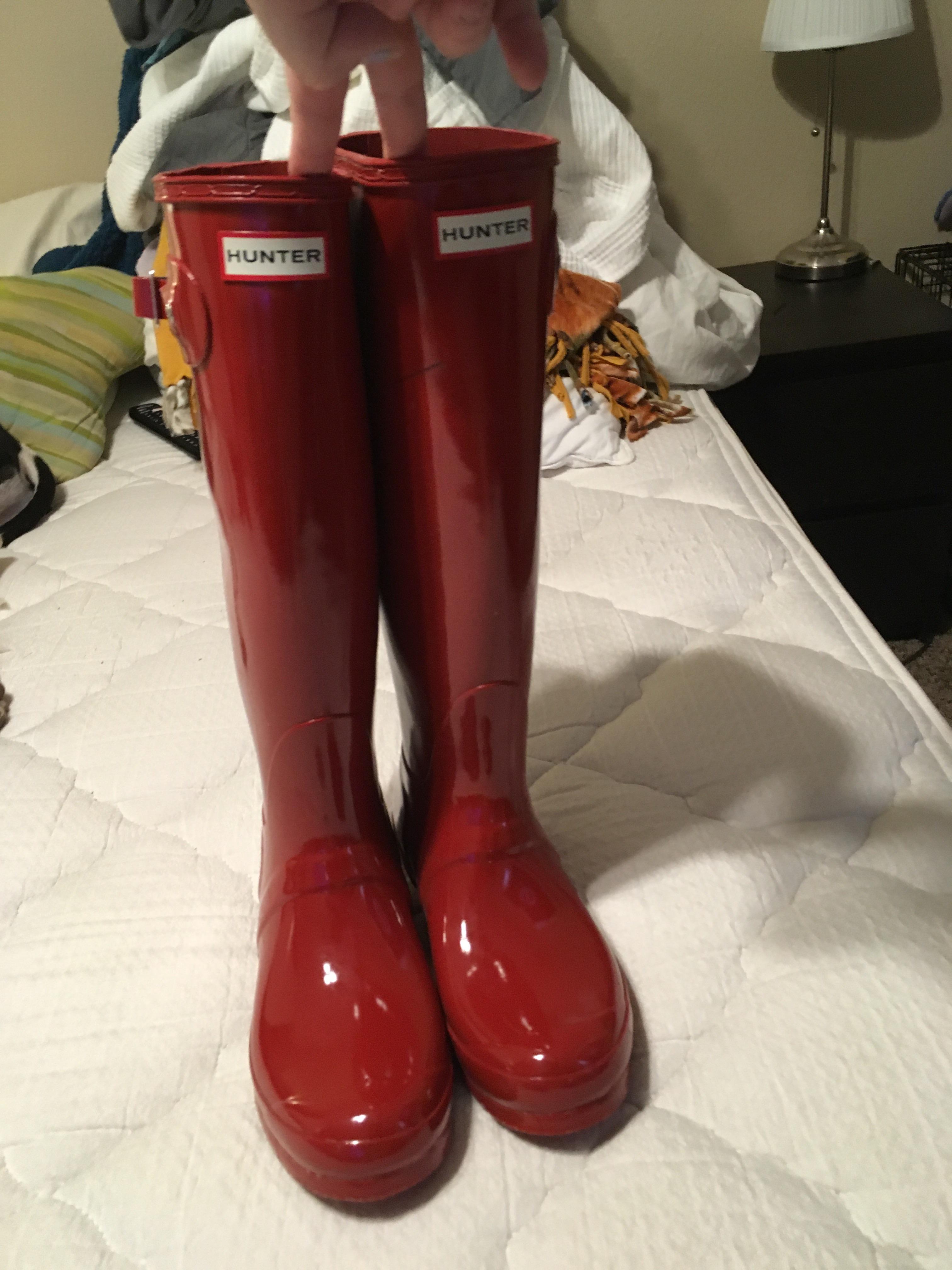 Found a pair of genuine, unworn Hunter rain boots for 30! And they’re