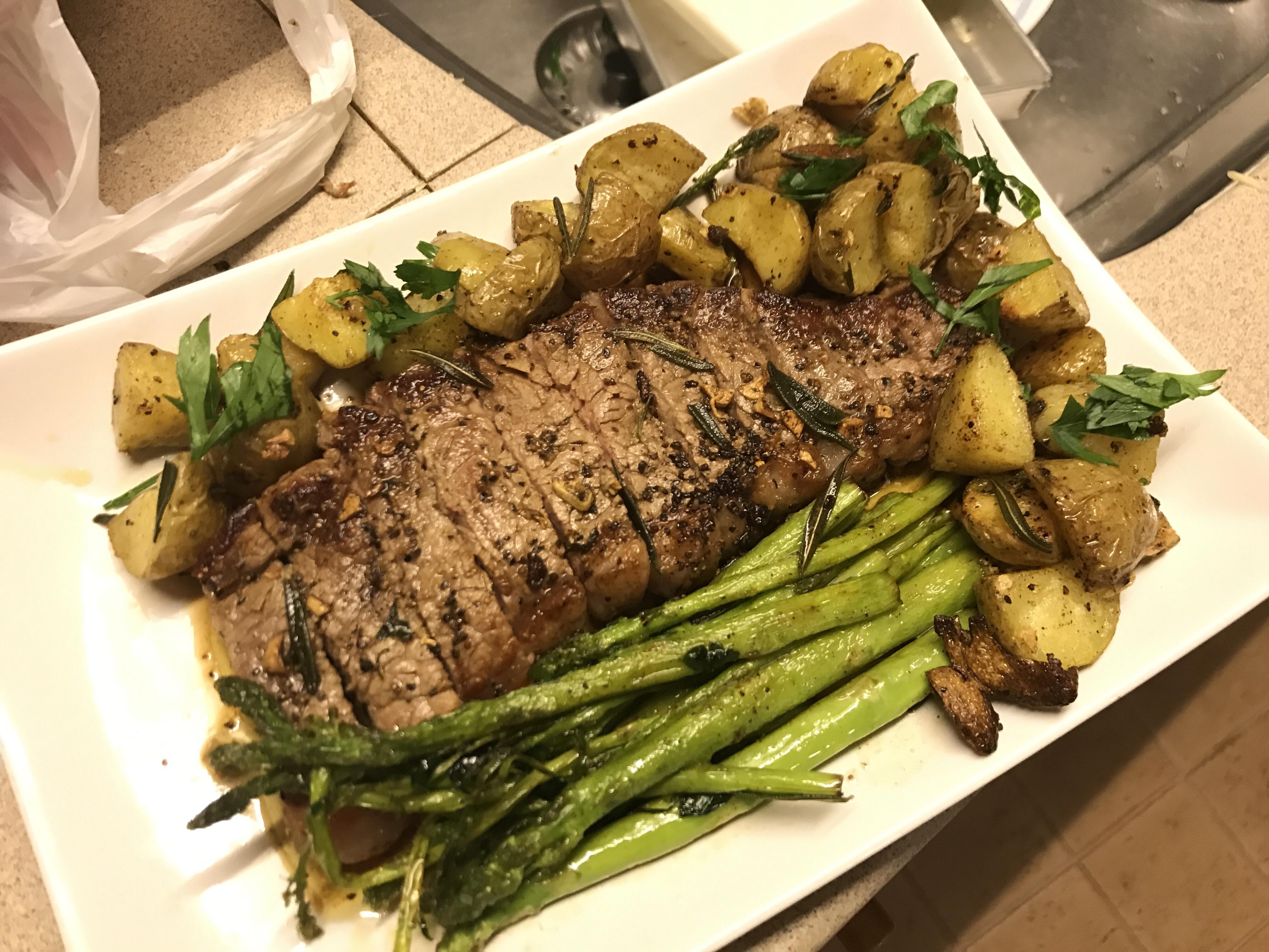 [Homemade] Sirloin steak with roasted asparagus and baby potatoes r