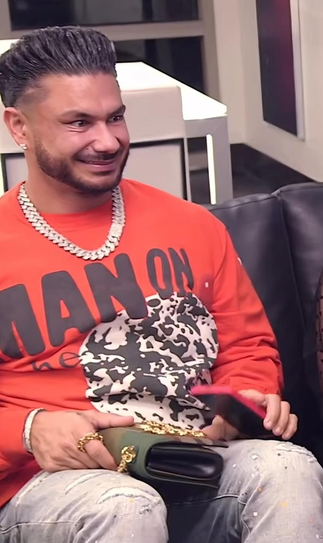 Rewatching last night's episode and Pauly open doors and hold his woman