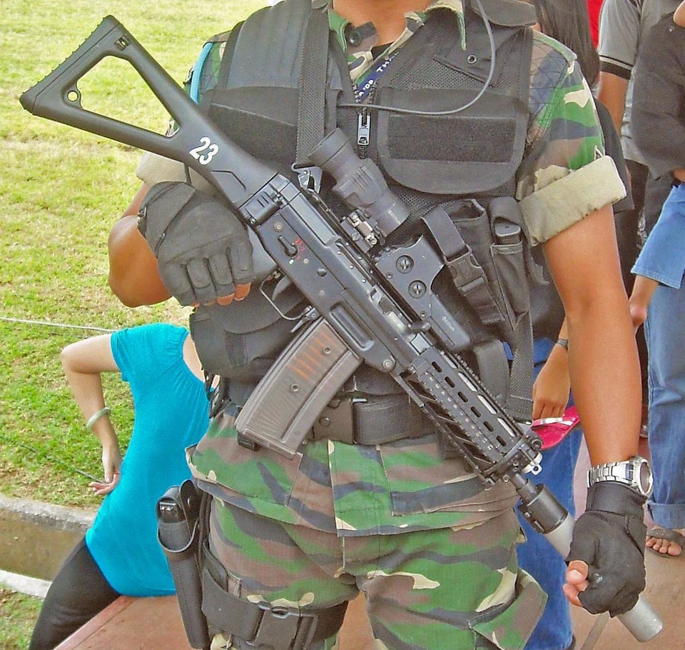 PASKAU commando, Malaysian Air Force, armed with the SIG SG 553LB