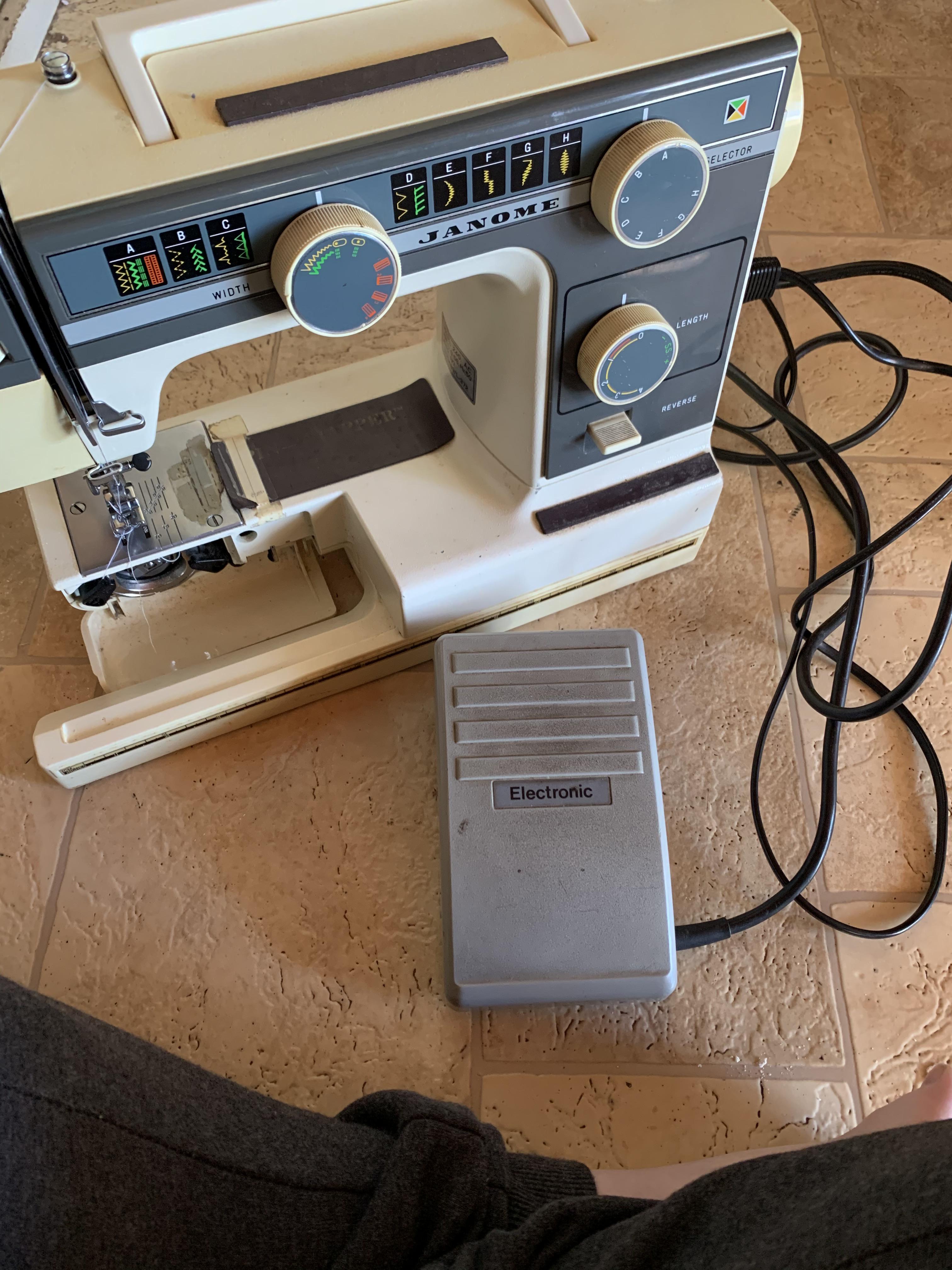 I have this Janome L372 I got second hand for 20 and I can’t get the