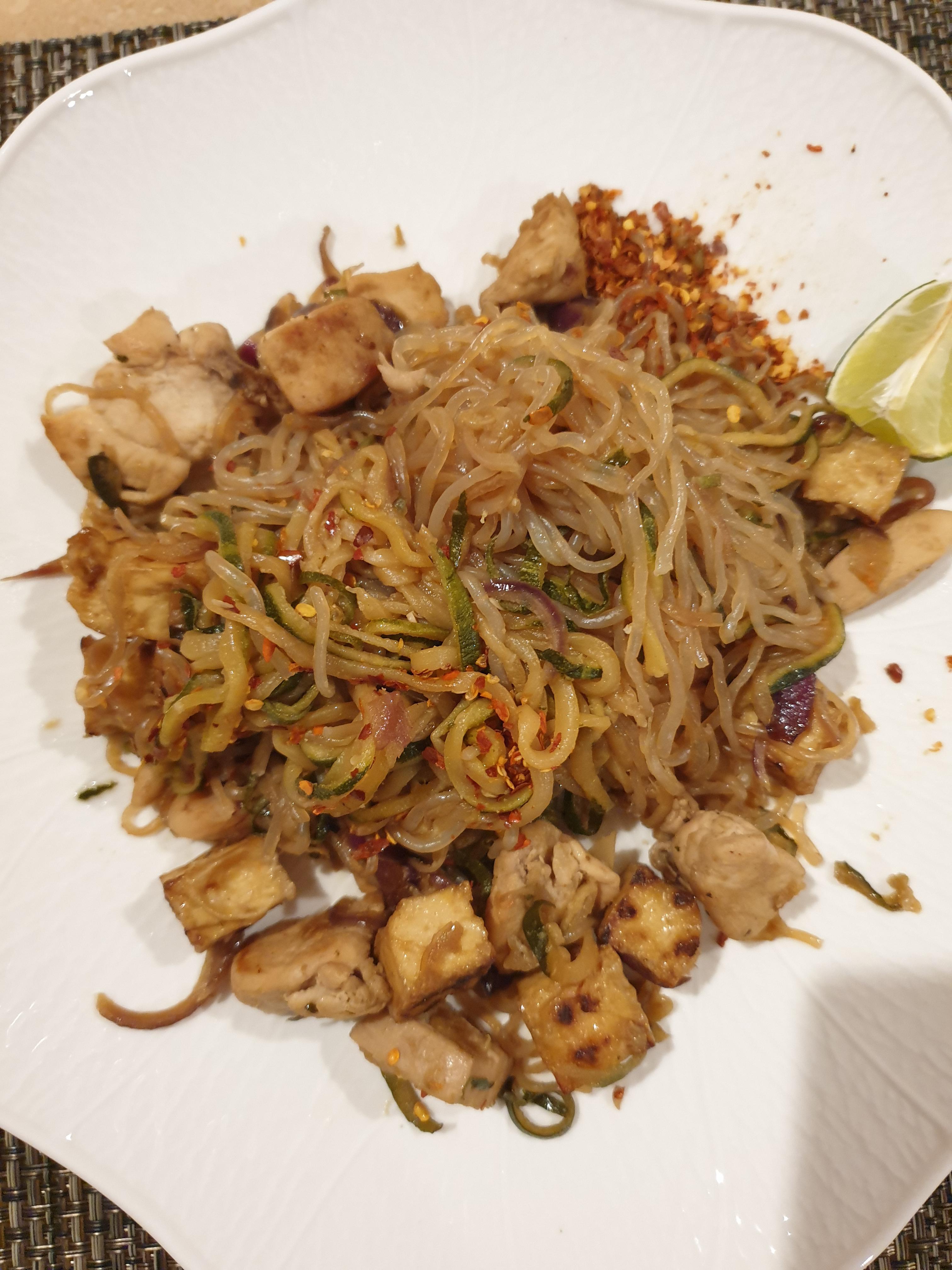 Zoodle + Shirataki Noodle Pad Thai with Chicken and Tofu, 358 Calories