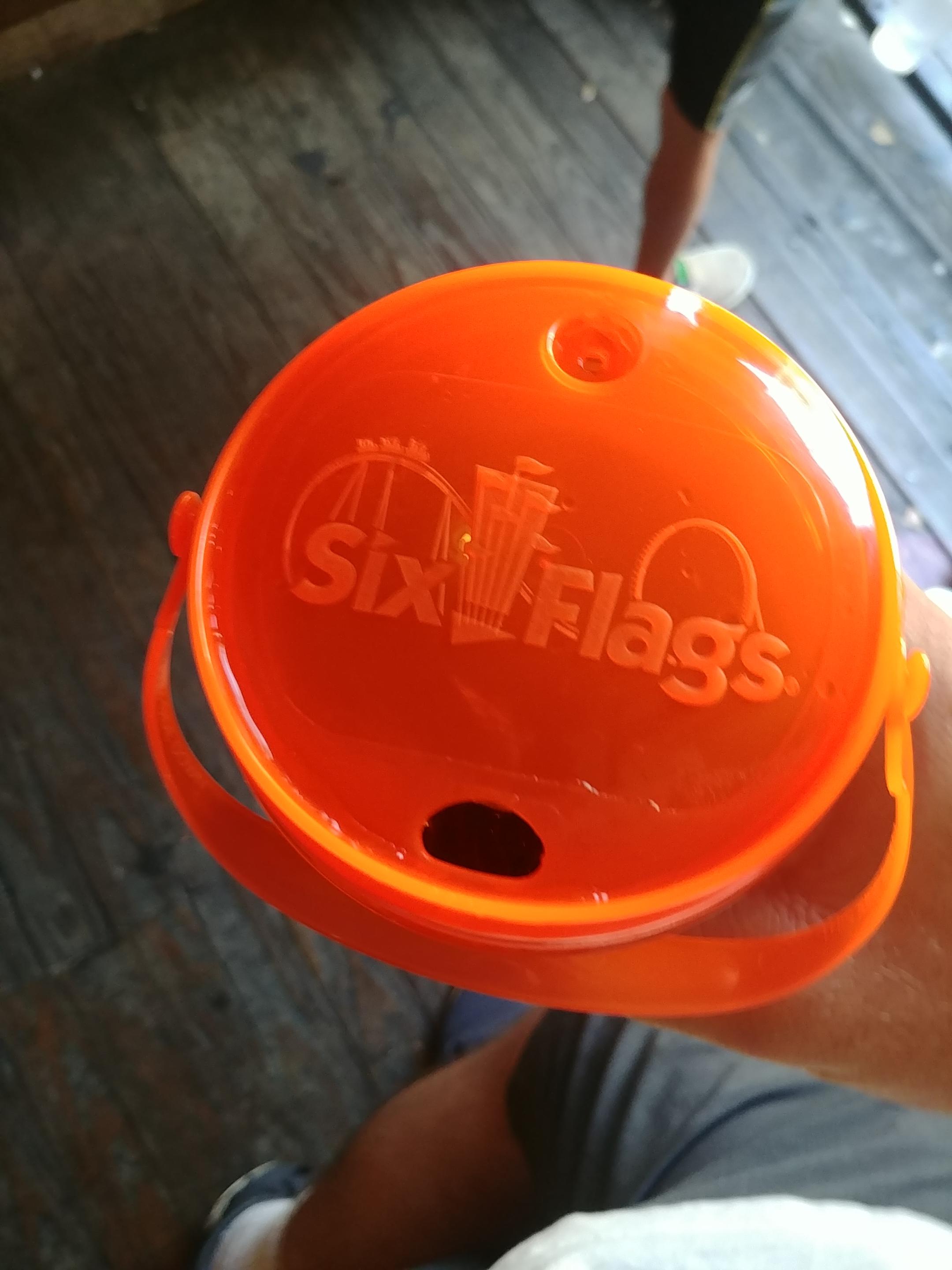 2020 refillable drink cups are strawless r/sixflags