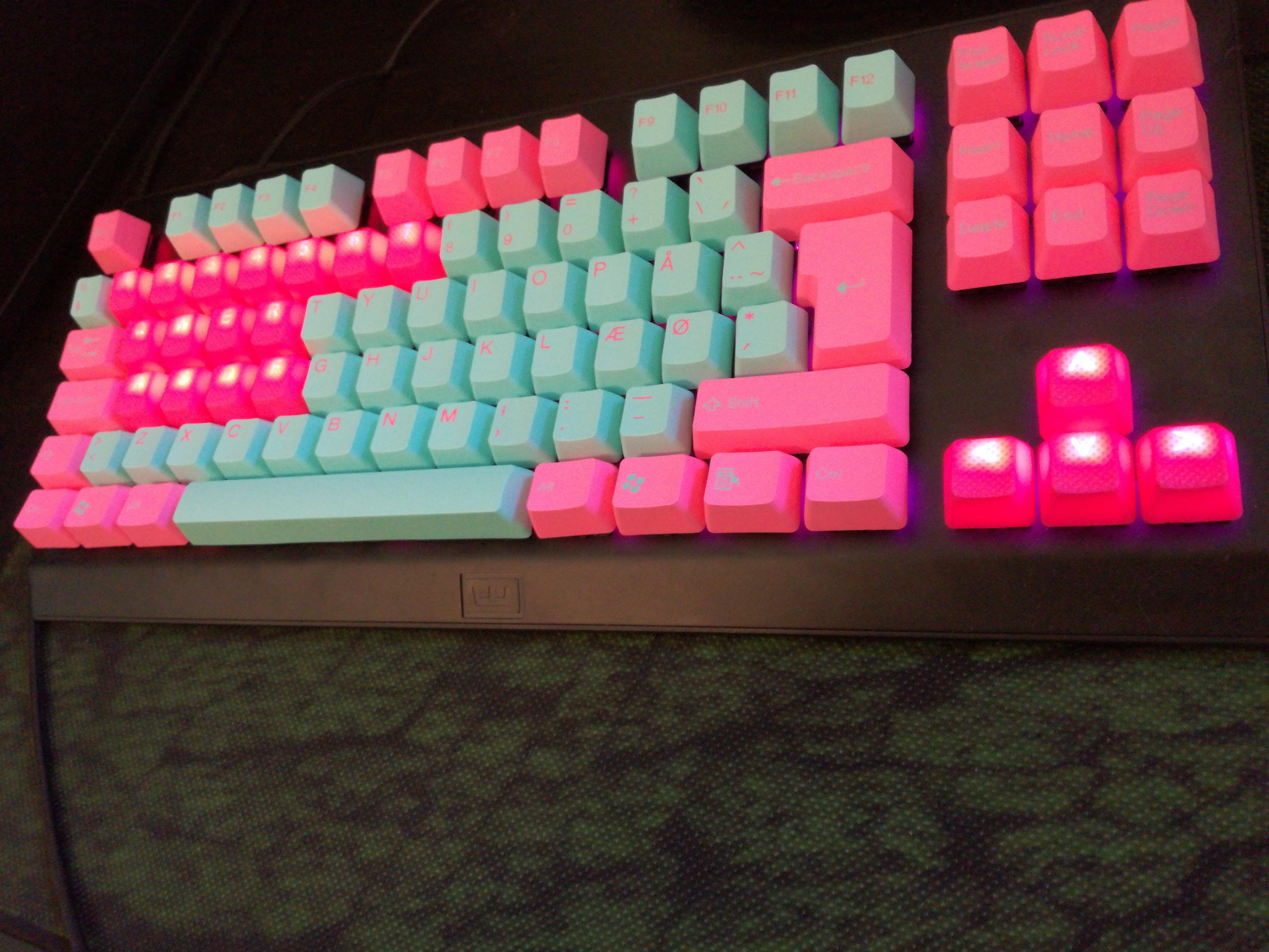 My wooting one with miami keycaps and pink rubberized keycaps to match the colors r