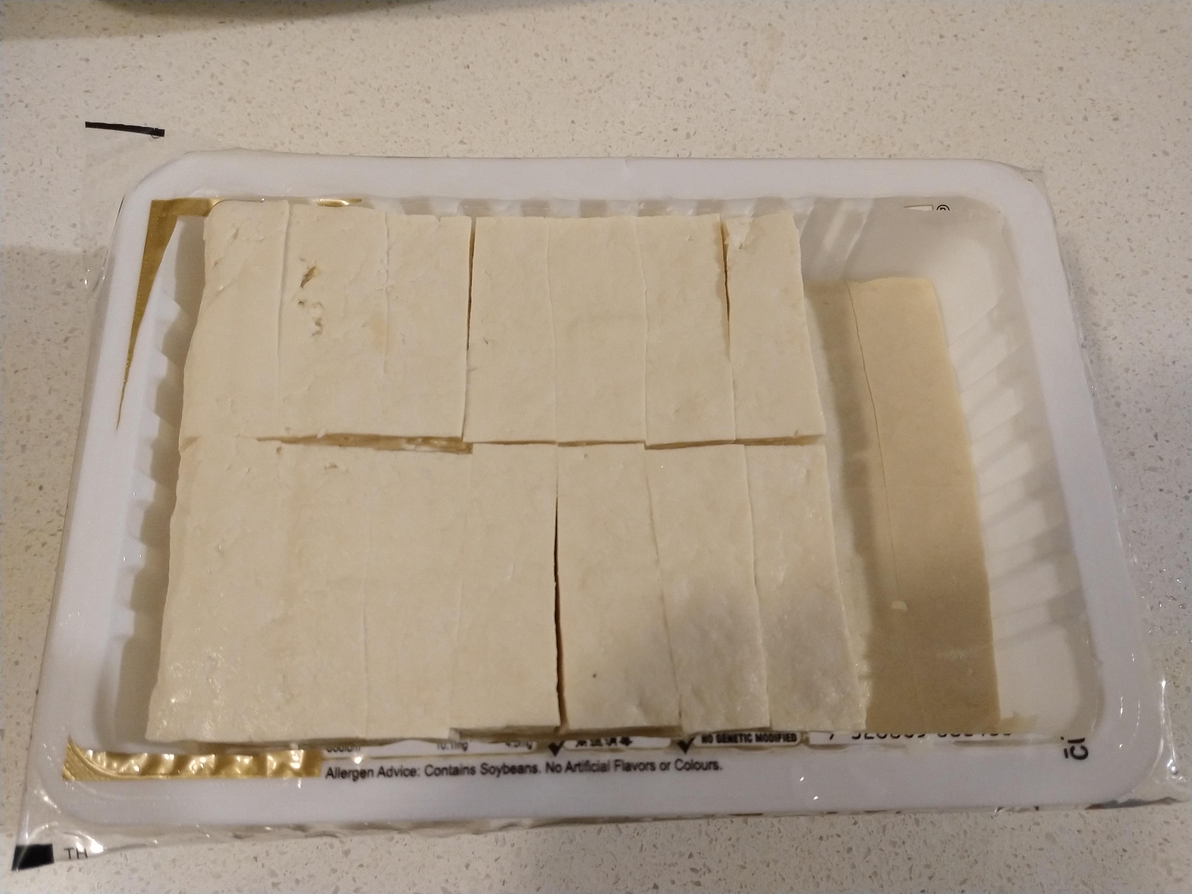 I LOVE raw tofu so today's lunch is 900g of extra firm tofu for 558kcal plus 20kcal of Kikkoman