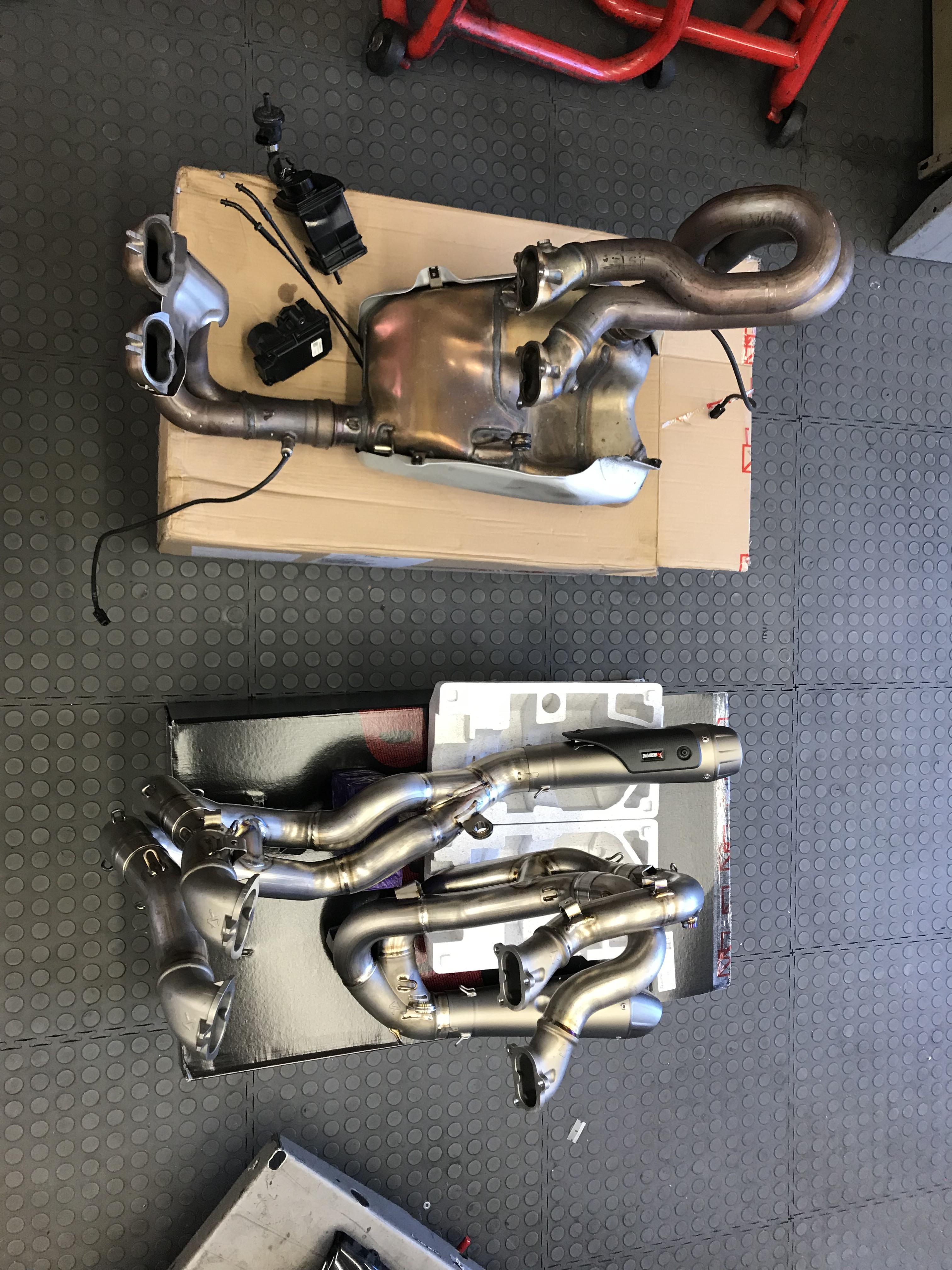 Stock V4 exhaust vs full Akrapovic race exhaust r/Ducati