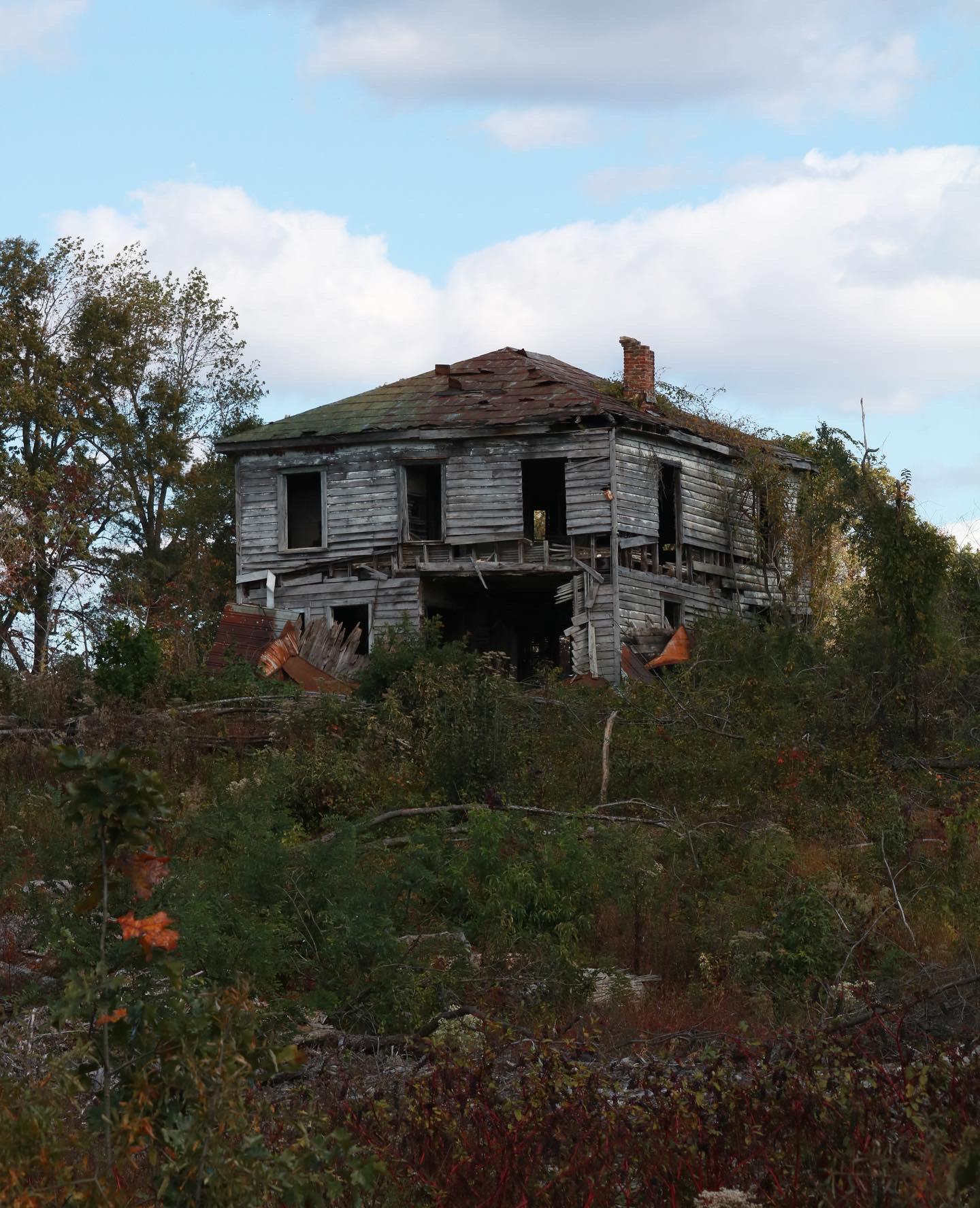 A very dilapidated house r/AbandonedPorn