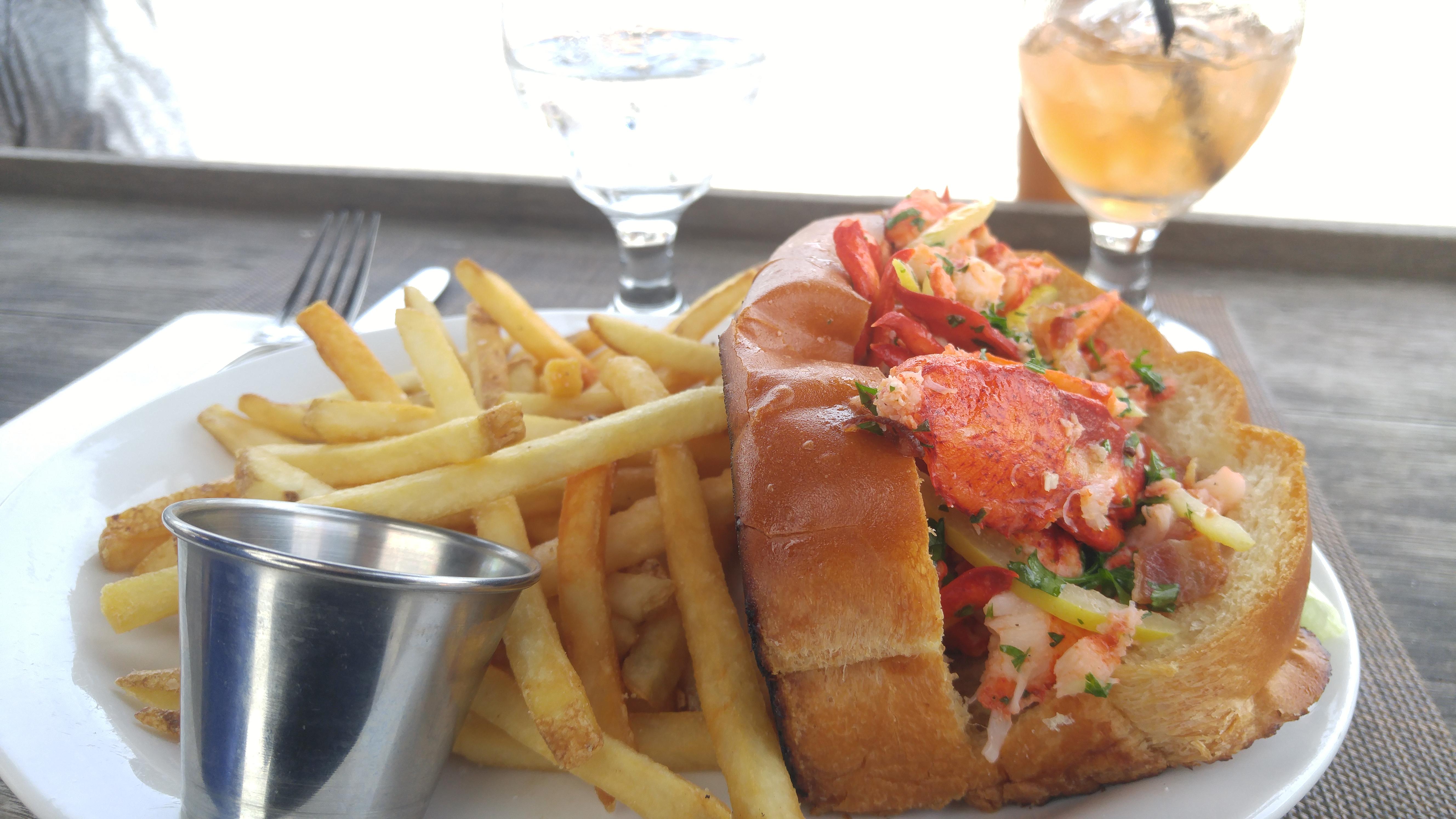 [I Ate] Lobster Roll w/ French Fries r/food