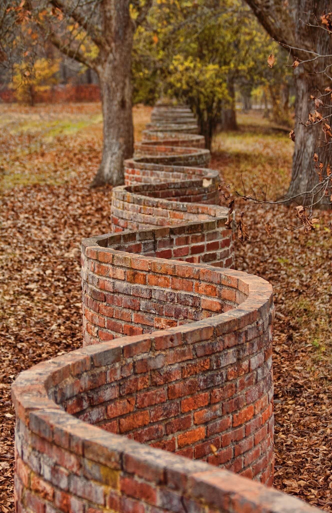 Curvy brick wall r/oddlysatisfying
