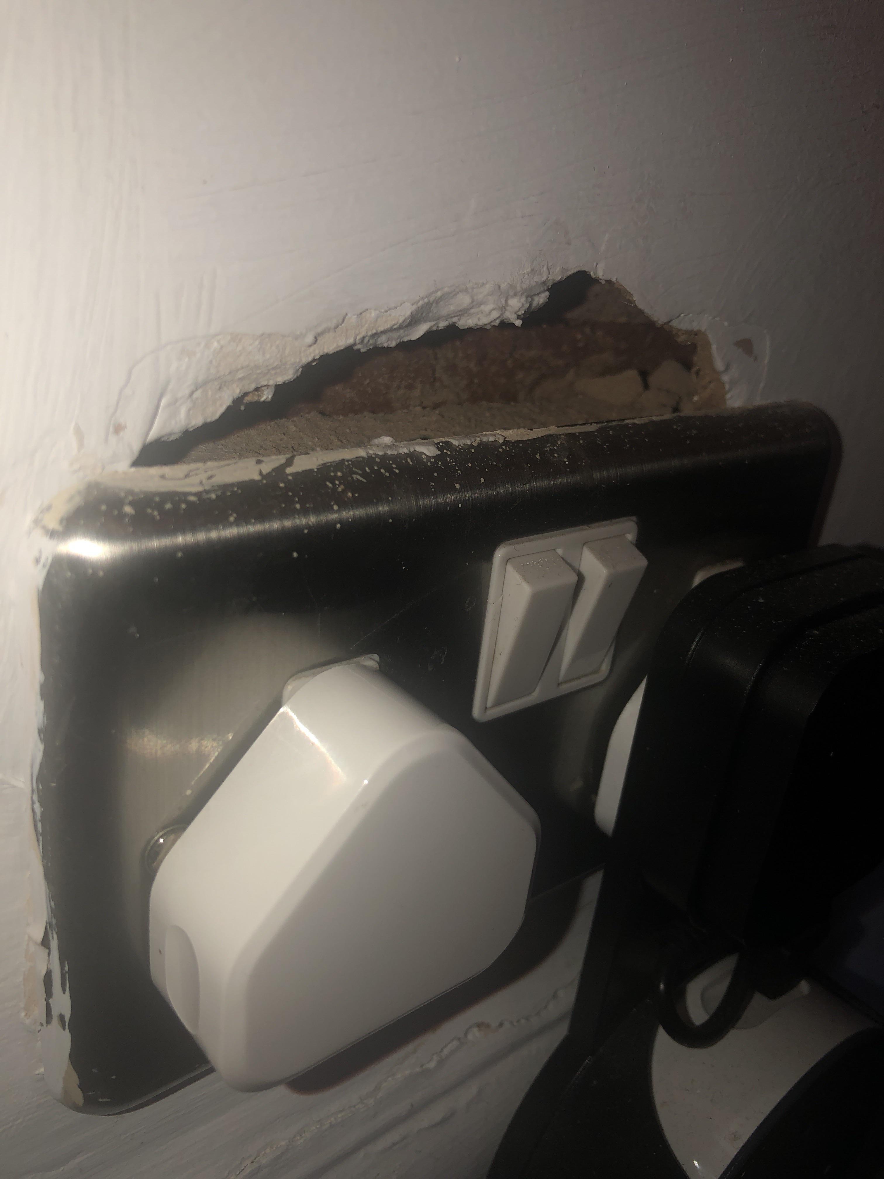 How best to fill a gap around a double socket? r/DIYUK