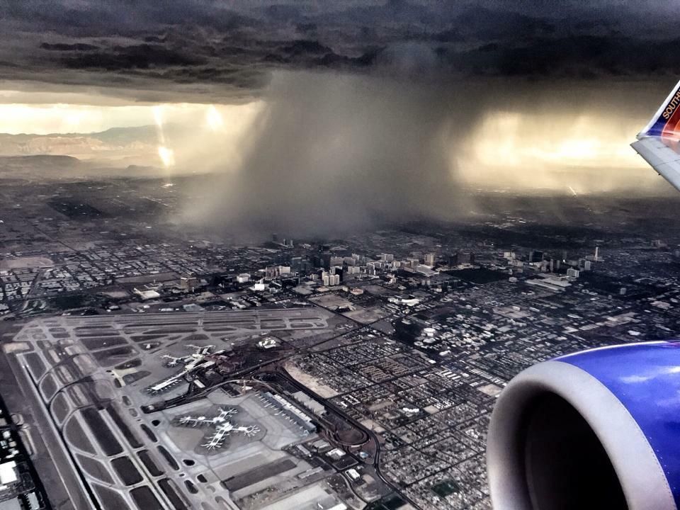 This is how rain looks like from an airplane r/pics